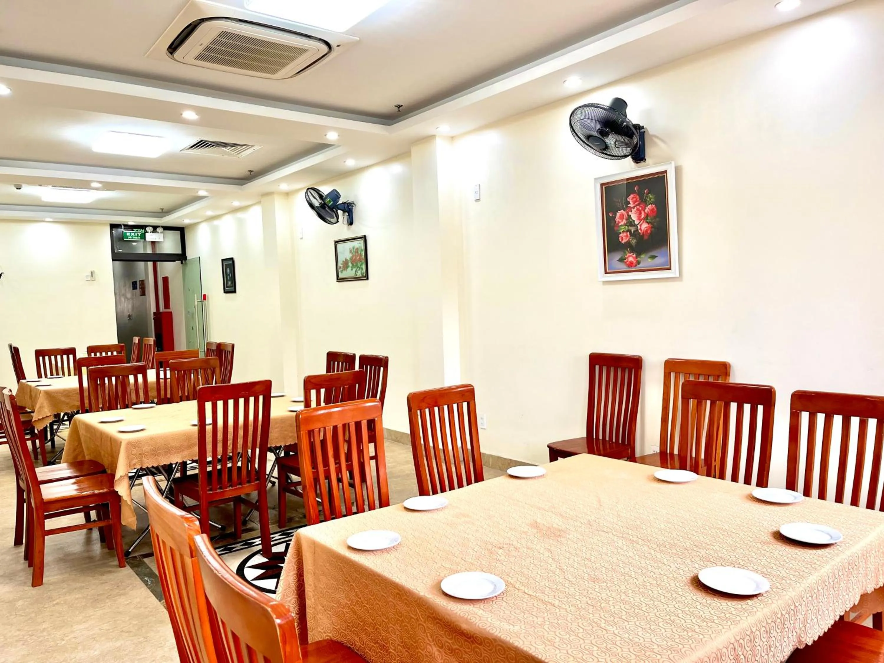 Restaurant/places to eat in CAT BA ROSALIA HOTEL