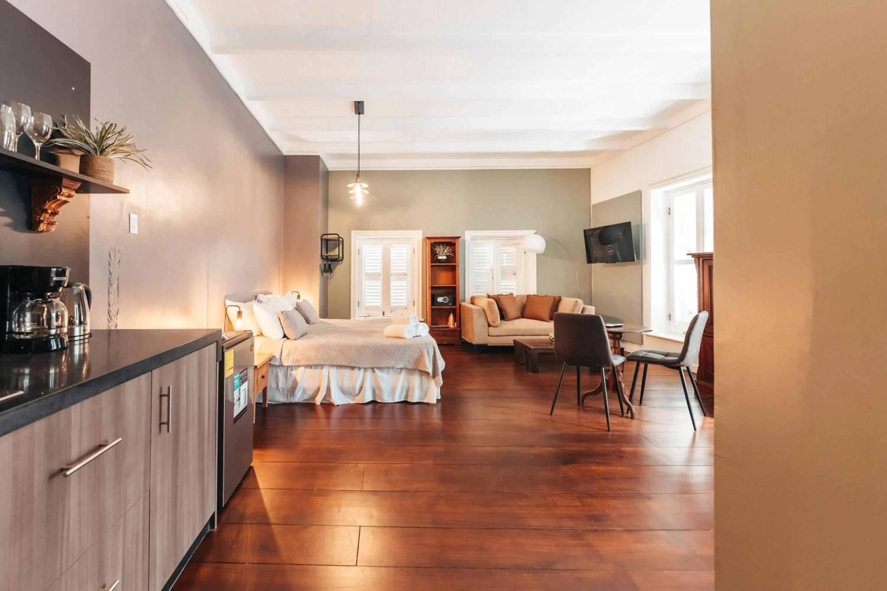 Kitchen or kitchenette, Bed in Atelier Skalo Boutique Hotel