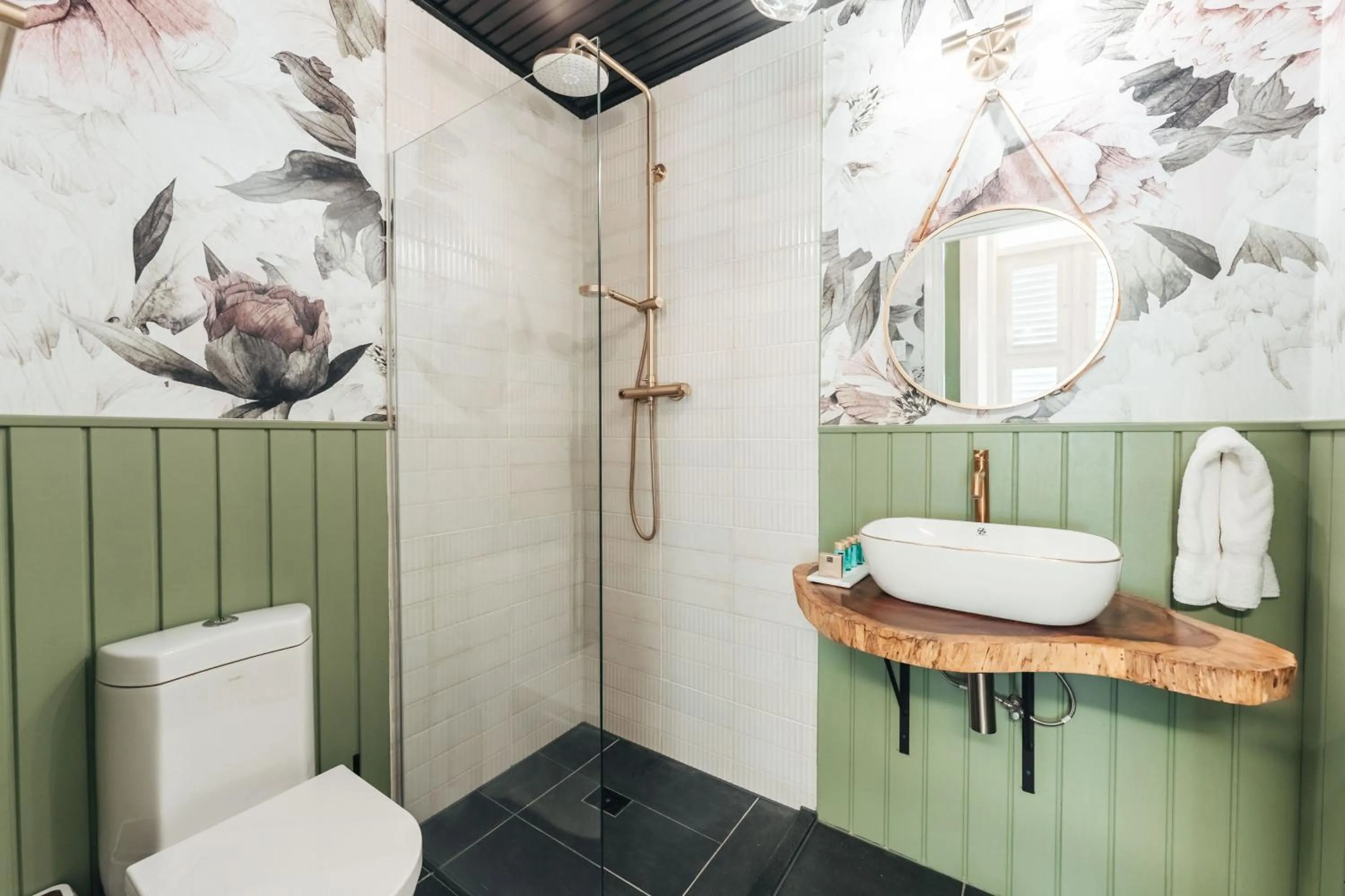 Shower in Atelier Skalo Boutique Hotel