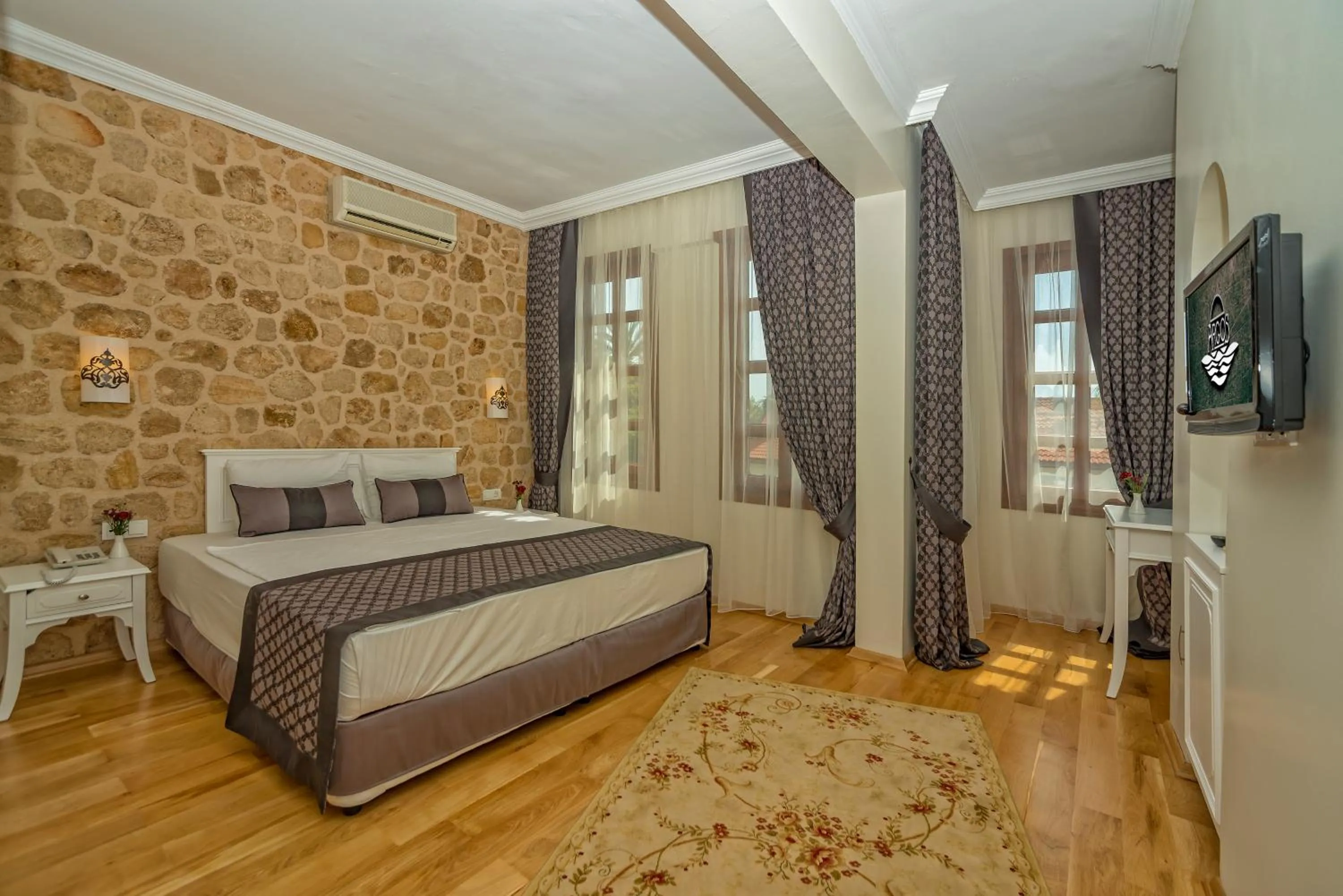 Photo of the whole room, Bed in Argos Hotel