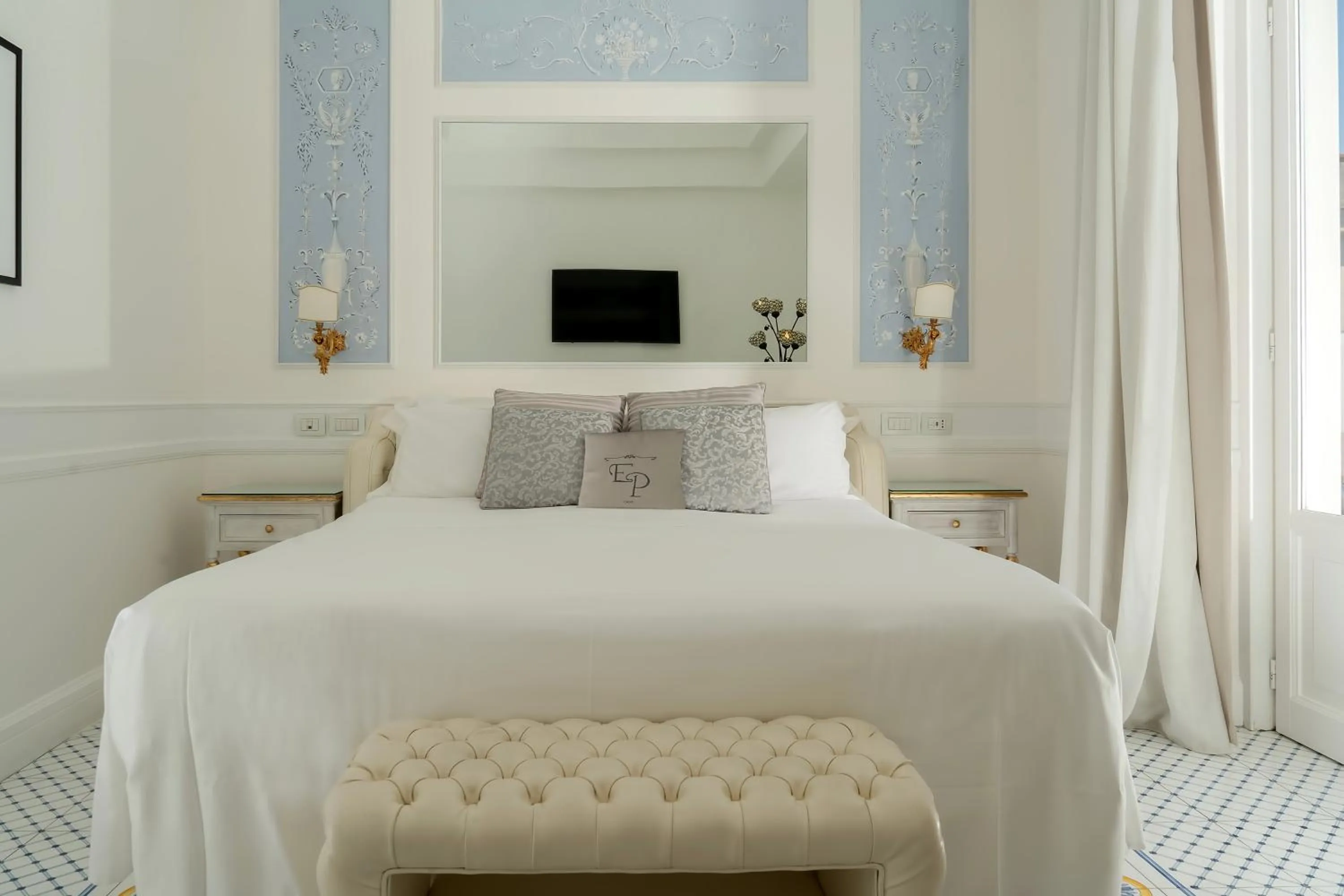 Bed in Luxury Villa Excelsior Parco