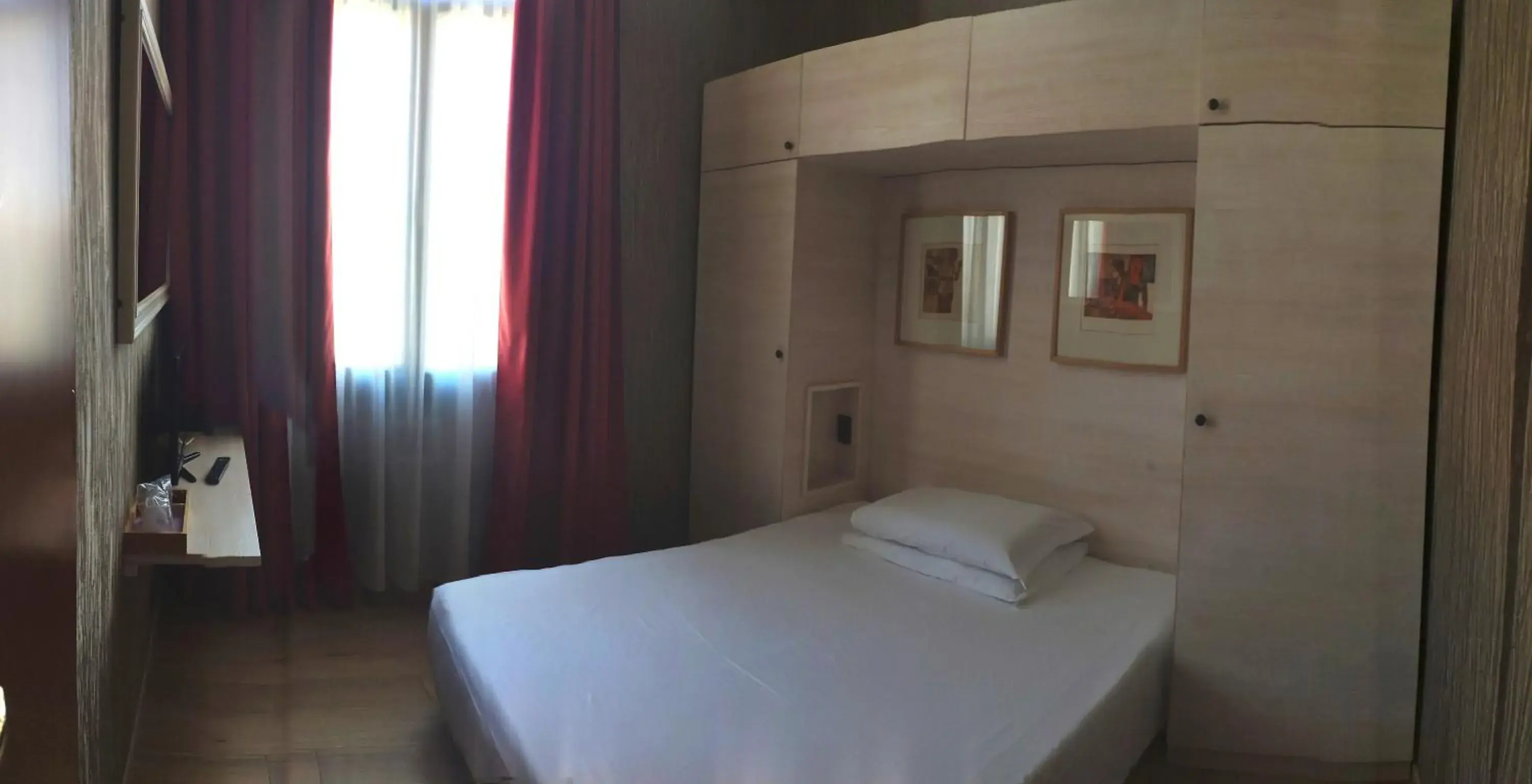 Small Single Room in Hotel Atlanta Augustus Small Single Room in Hotel Atlanta Augustus