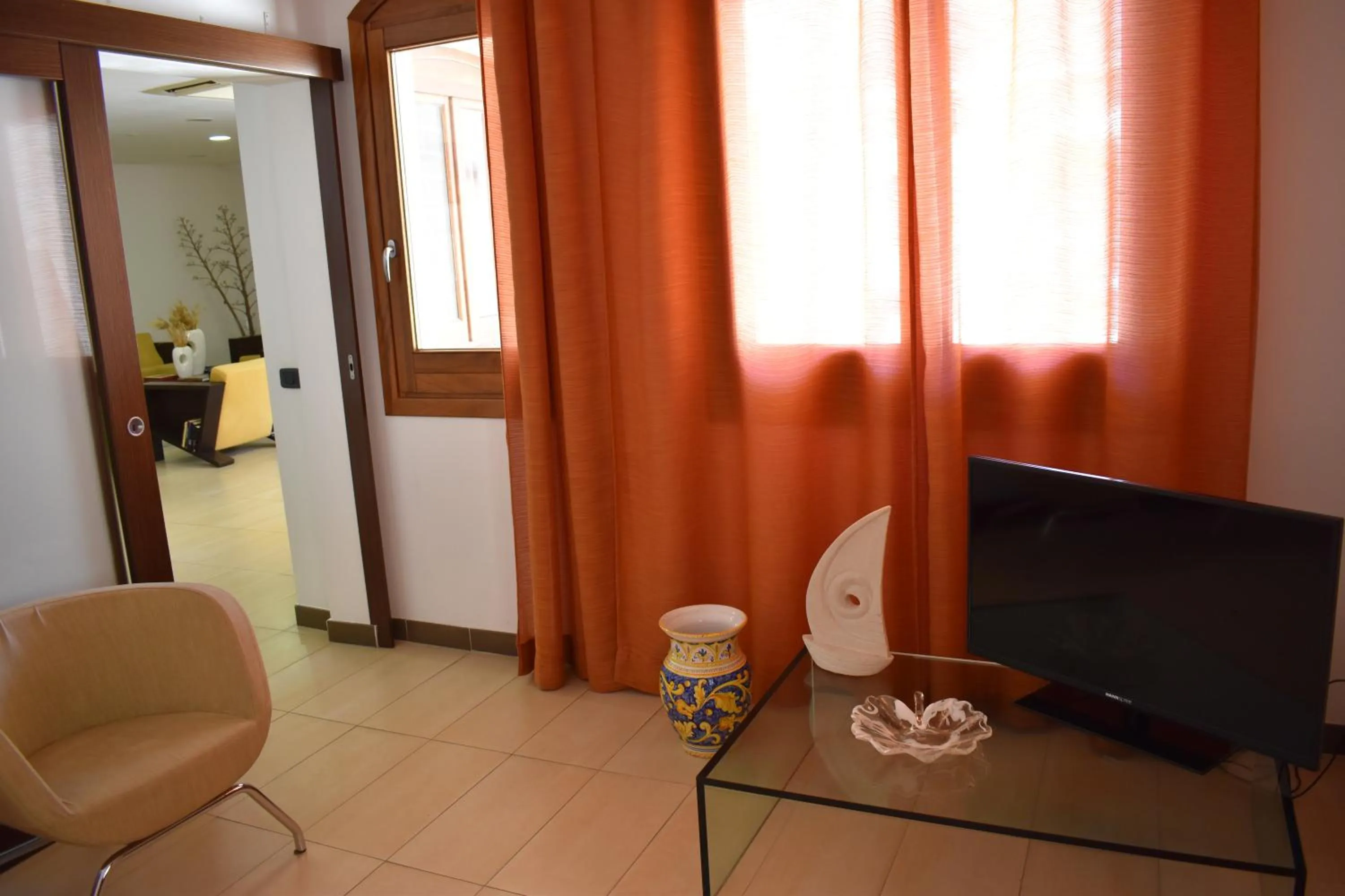 Communal lounge/ TV room in Hotel Il Portico
