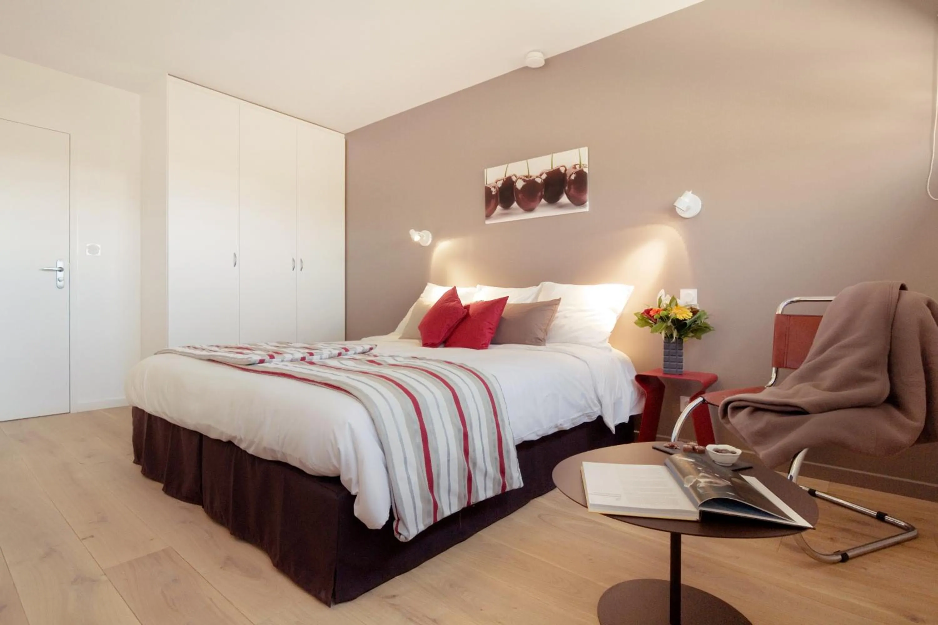 Photo of the whole room, Bed in La Maison de Karen Chocolat