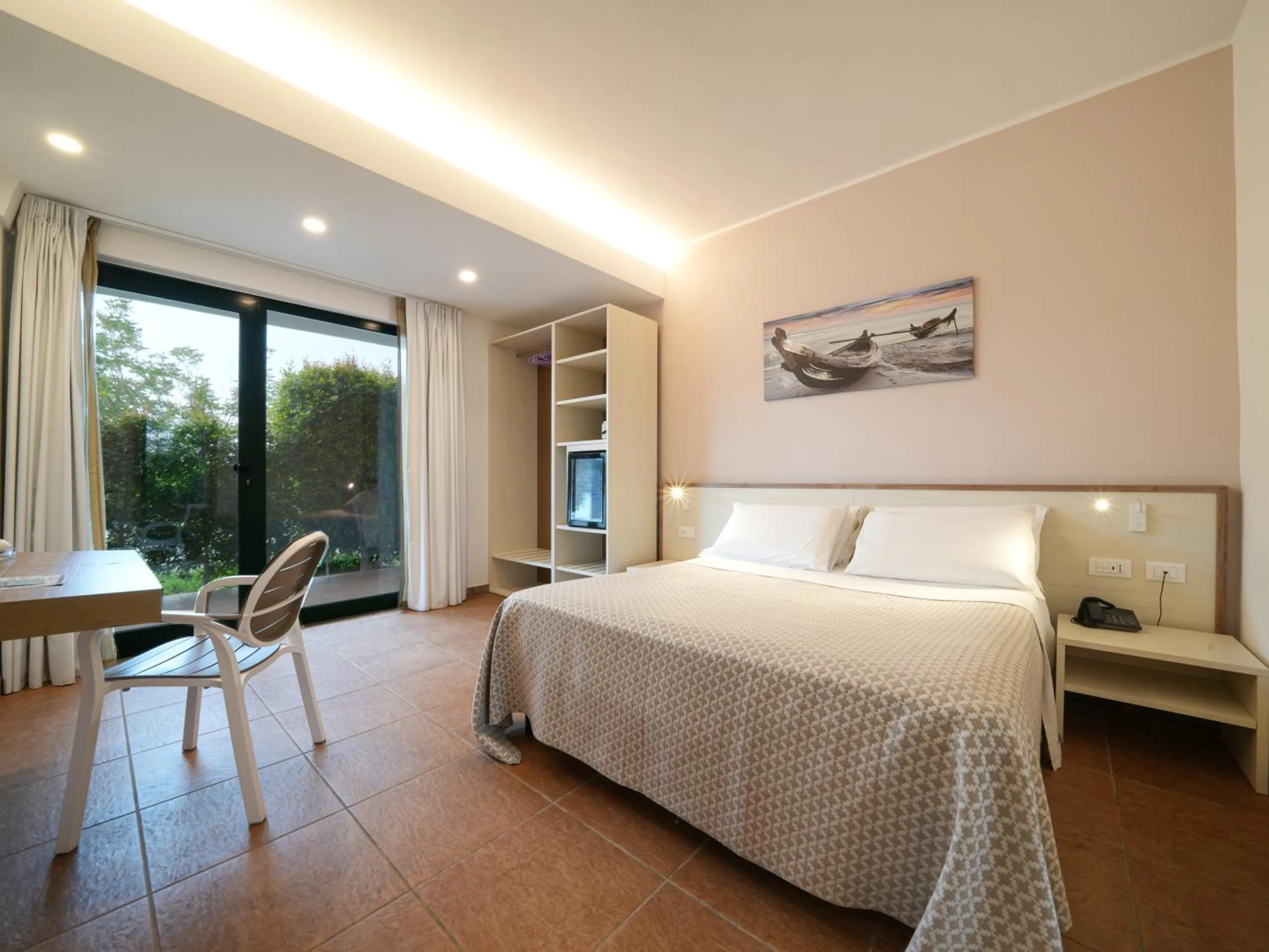Bed in Hotel MARINELLA parking wi-fi spiaggia attrezzata