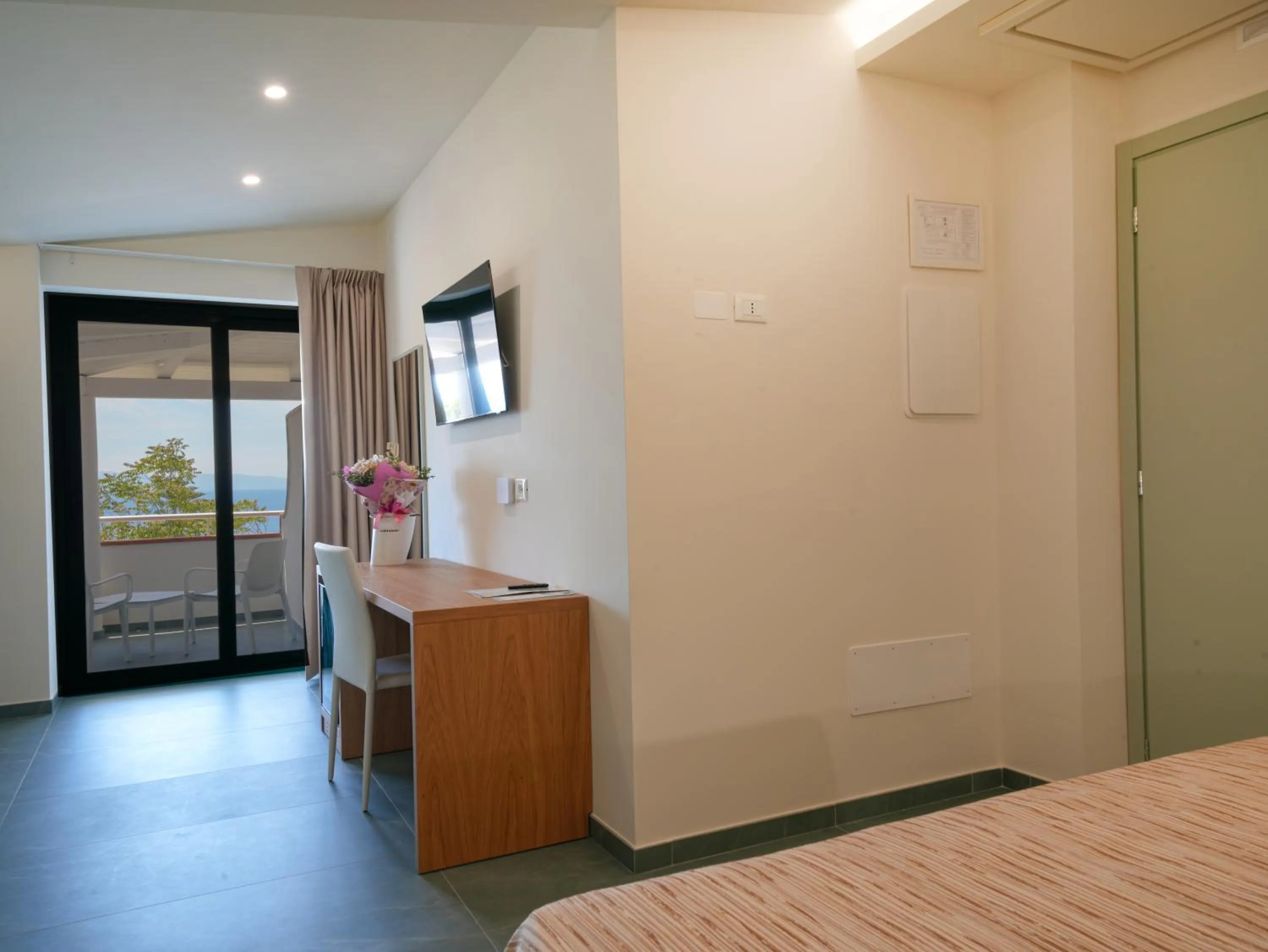 Bed in Hotel MARINELLA parking wi-fi spiaggia attrezzata