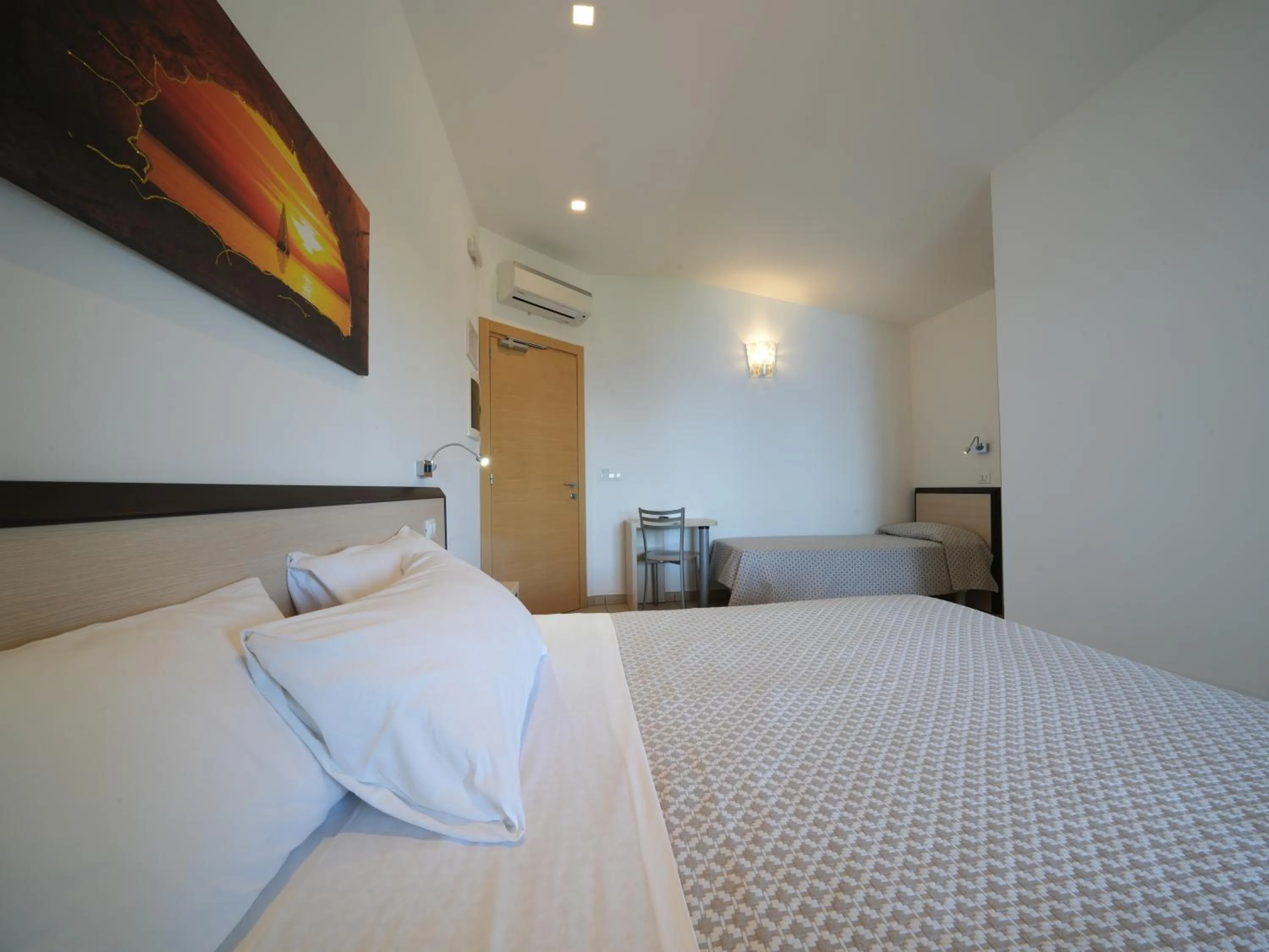 Bed in Hotel MARINELLA parking wi-fi spiaggia attrezzata