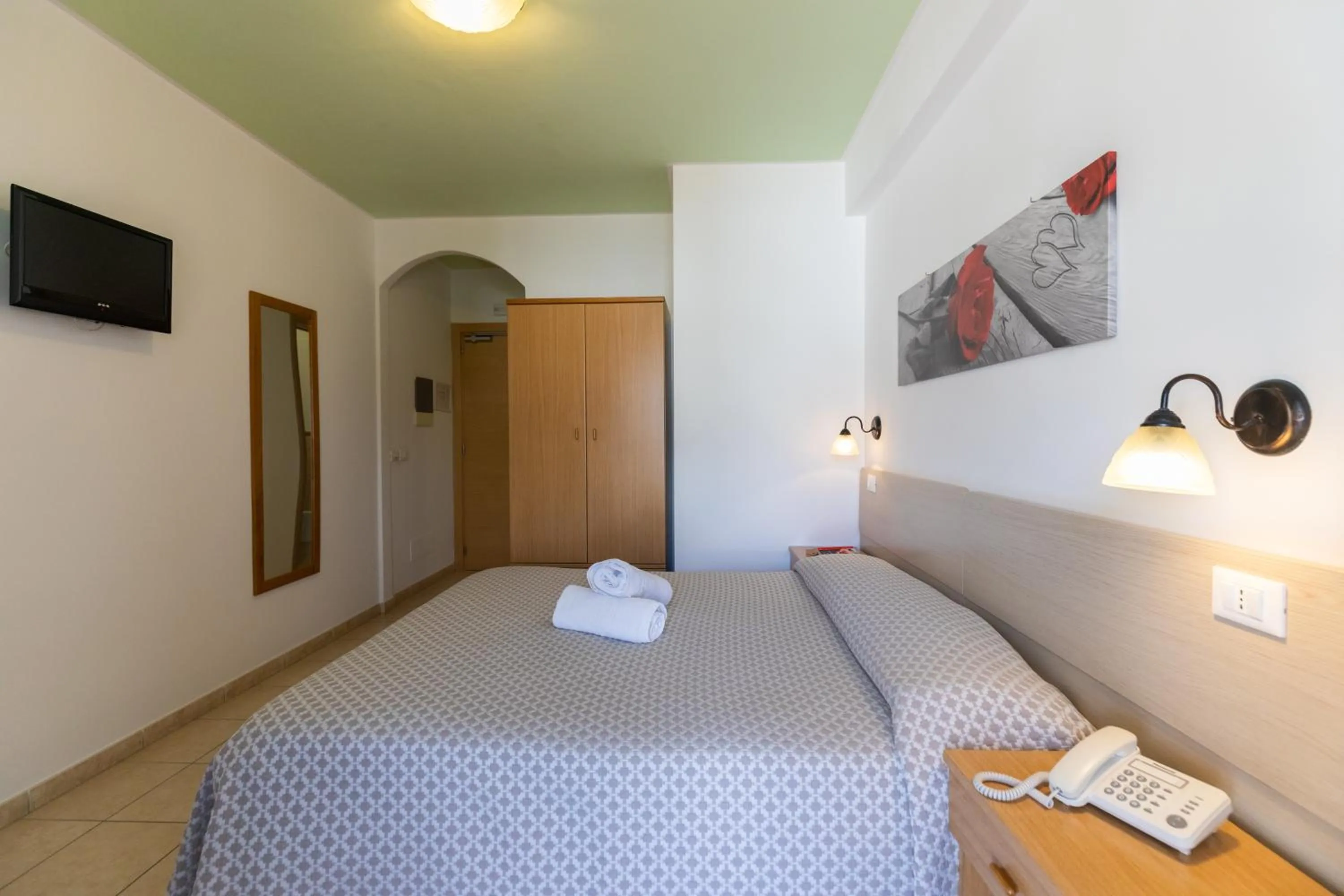 Bed in Hotel MARINELLA parking wi-fi spiaggia attrezzata