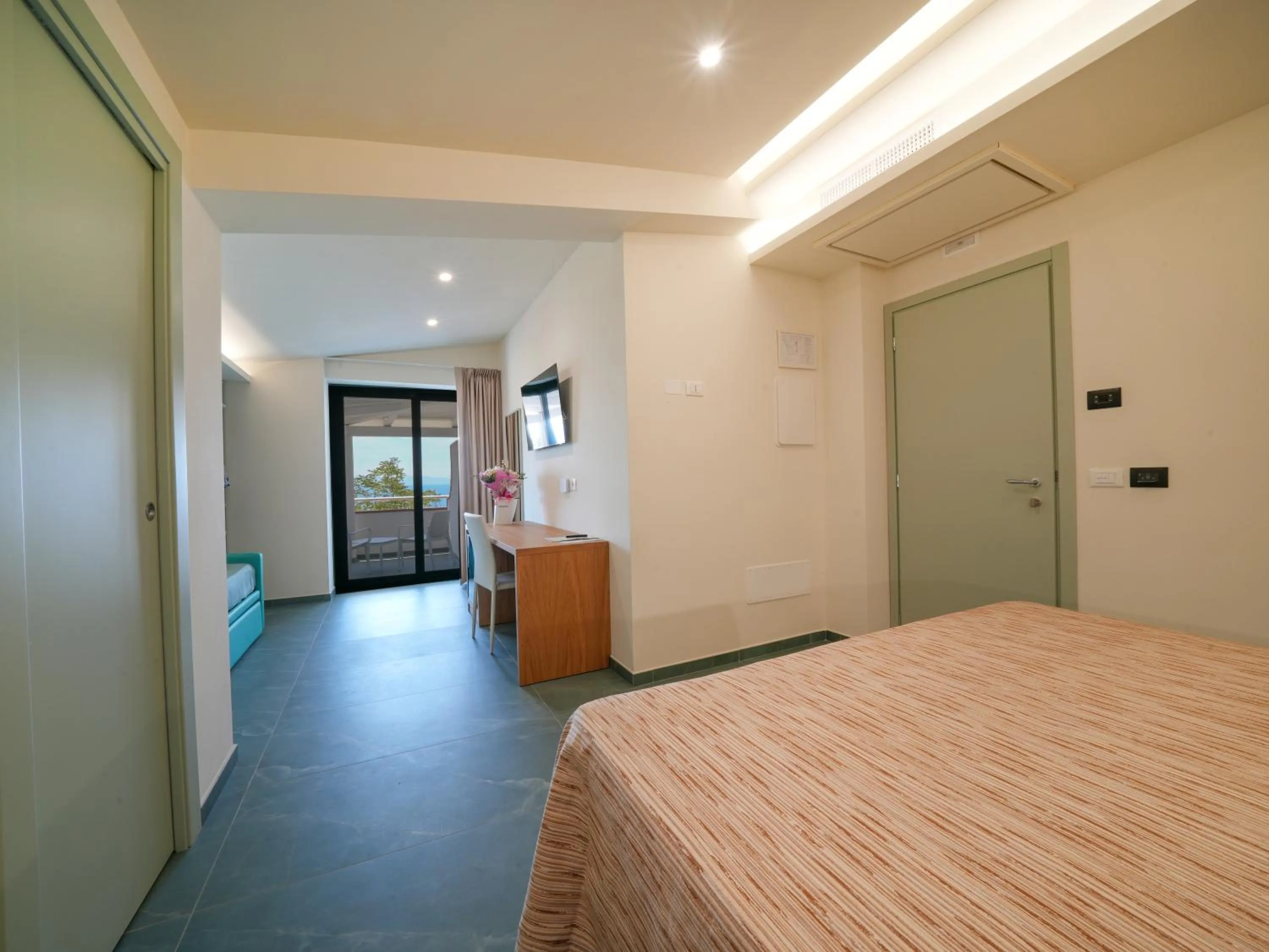 Bed in Hotel MARINELLA parking wi-fi spiaggia attrezzata