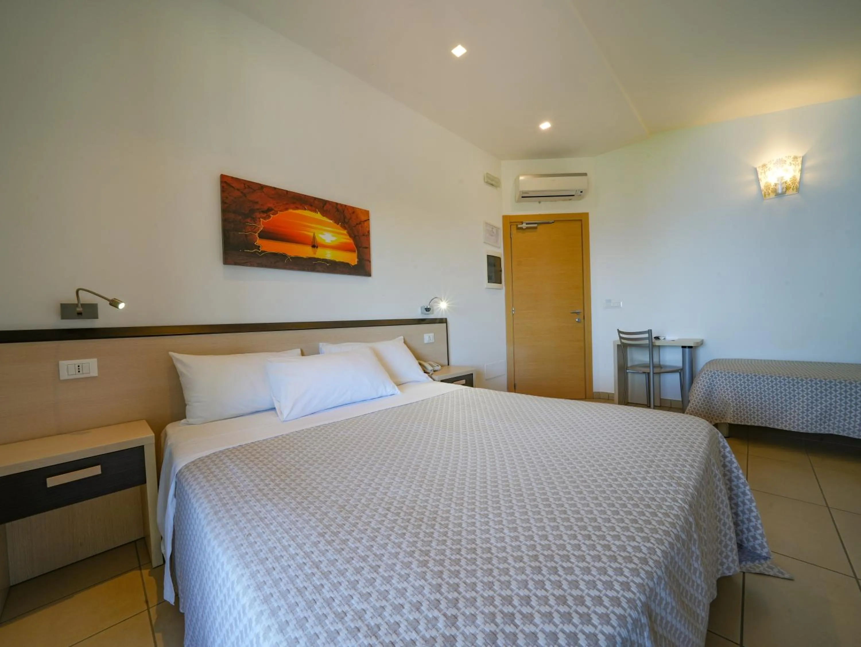 Bed in Hotel MARINELLA parking wi-fi spiaggia attrezzata