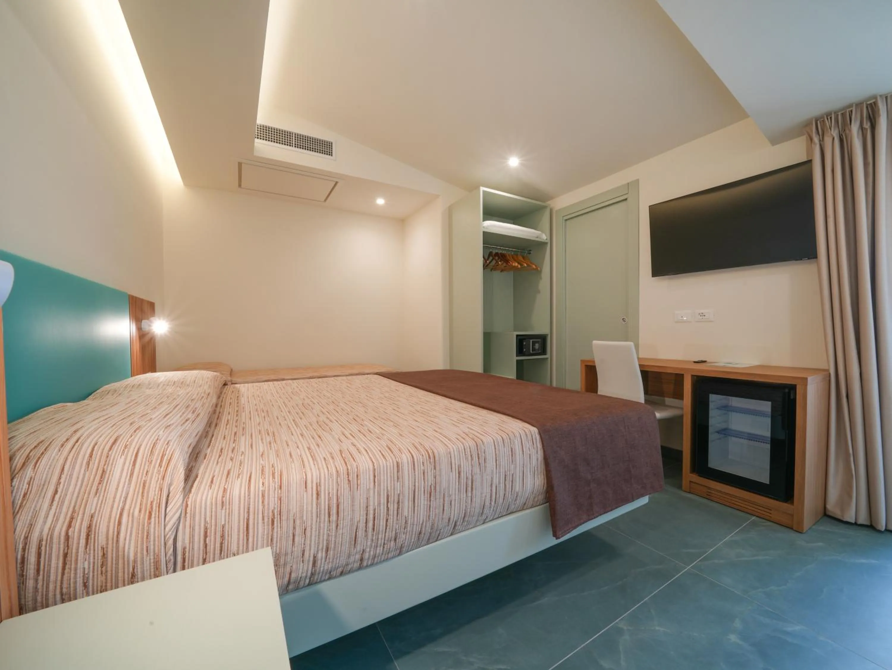 Bed in Hotel MARINELLA parking wi-fi spiaggia attrezzata