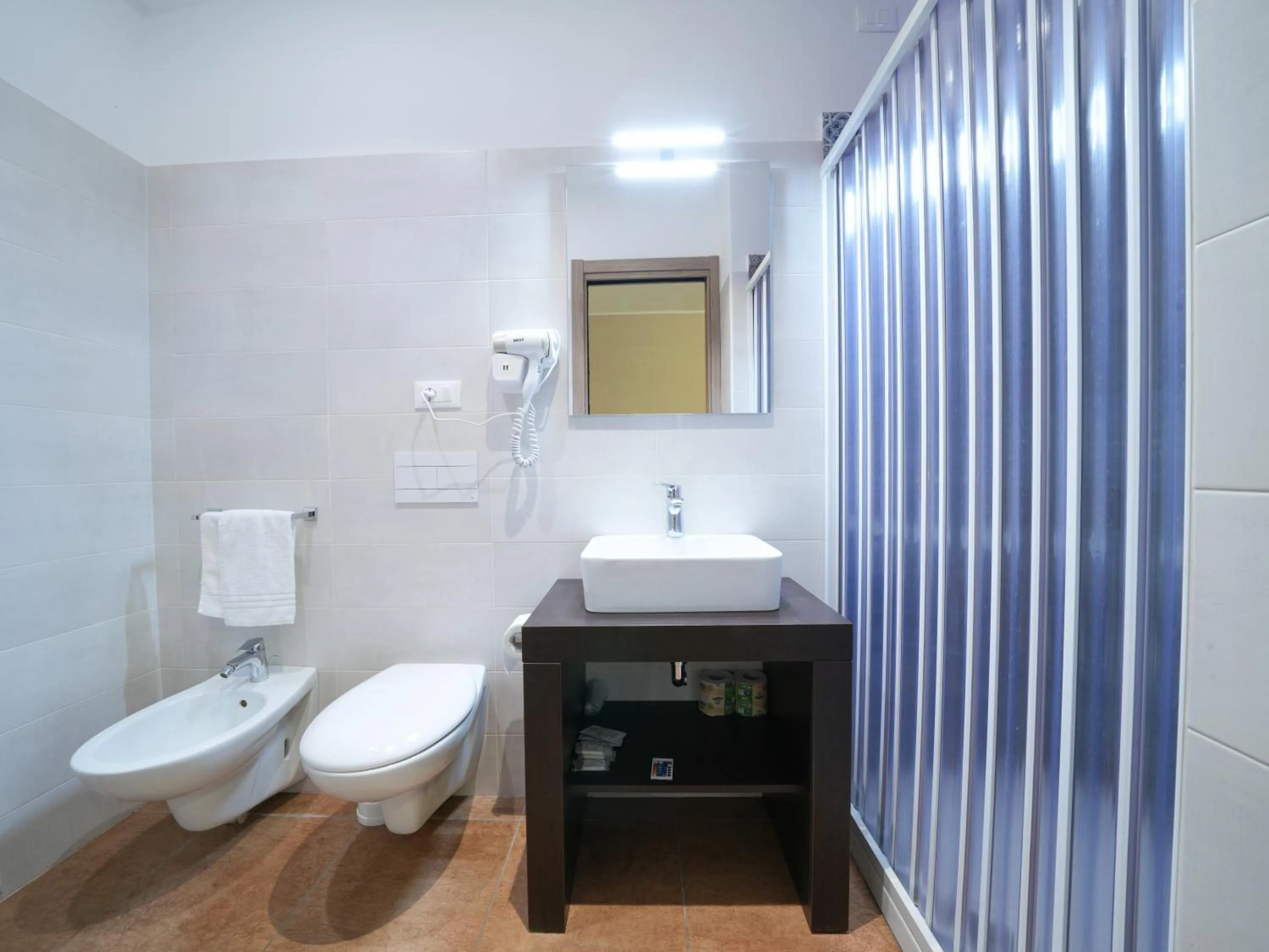 Bathroom in Hotel MARINELLA parking wi-fi spiaggia attrezzata