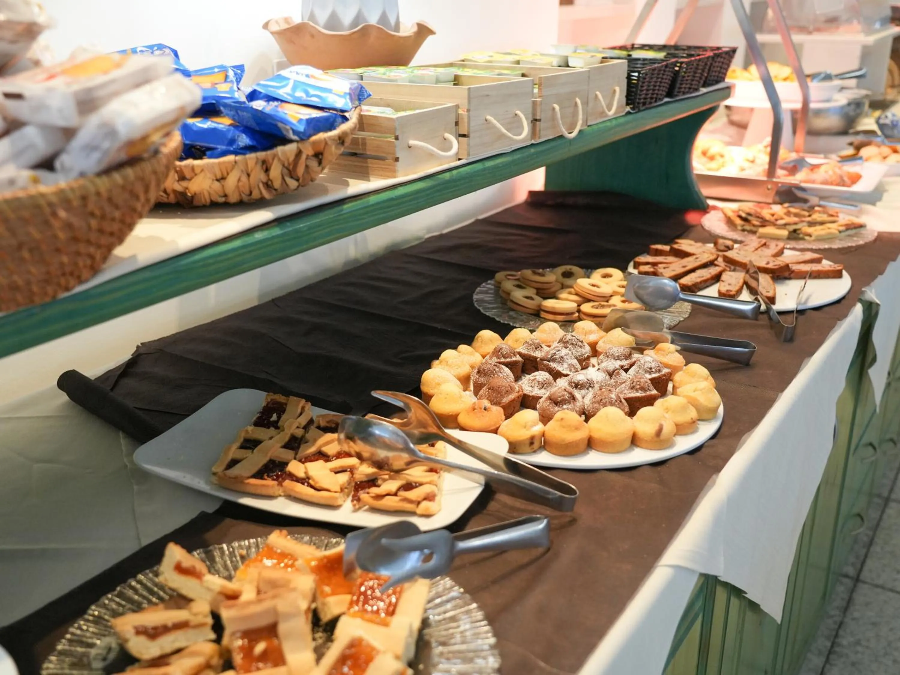 Buffet breakfast in Hotel MARINELLA parking wi-fi spiaggia attrezzata