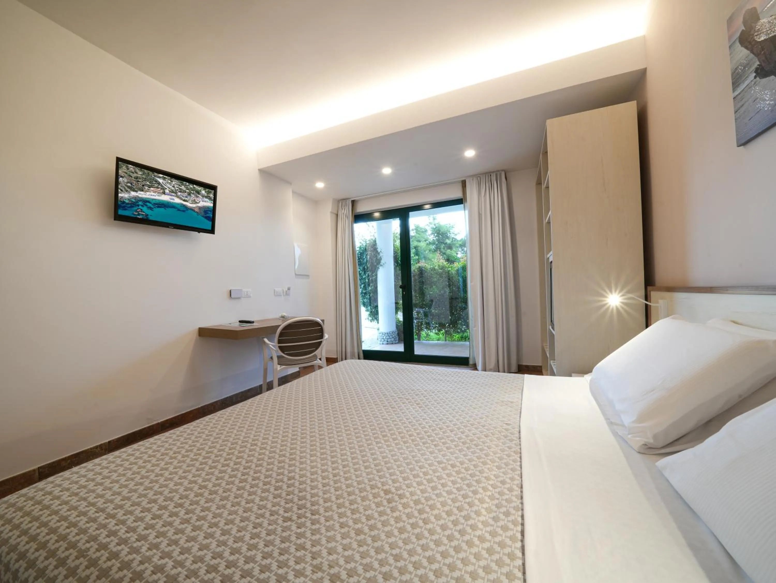 Bed in Hotel MARINELLA parking wi-fi spiaggia attrezzata
