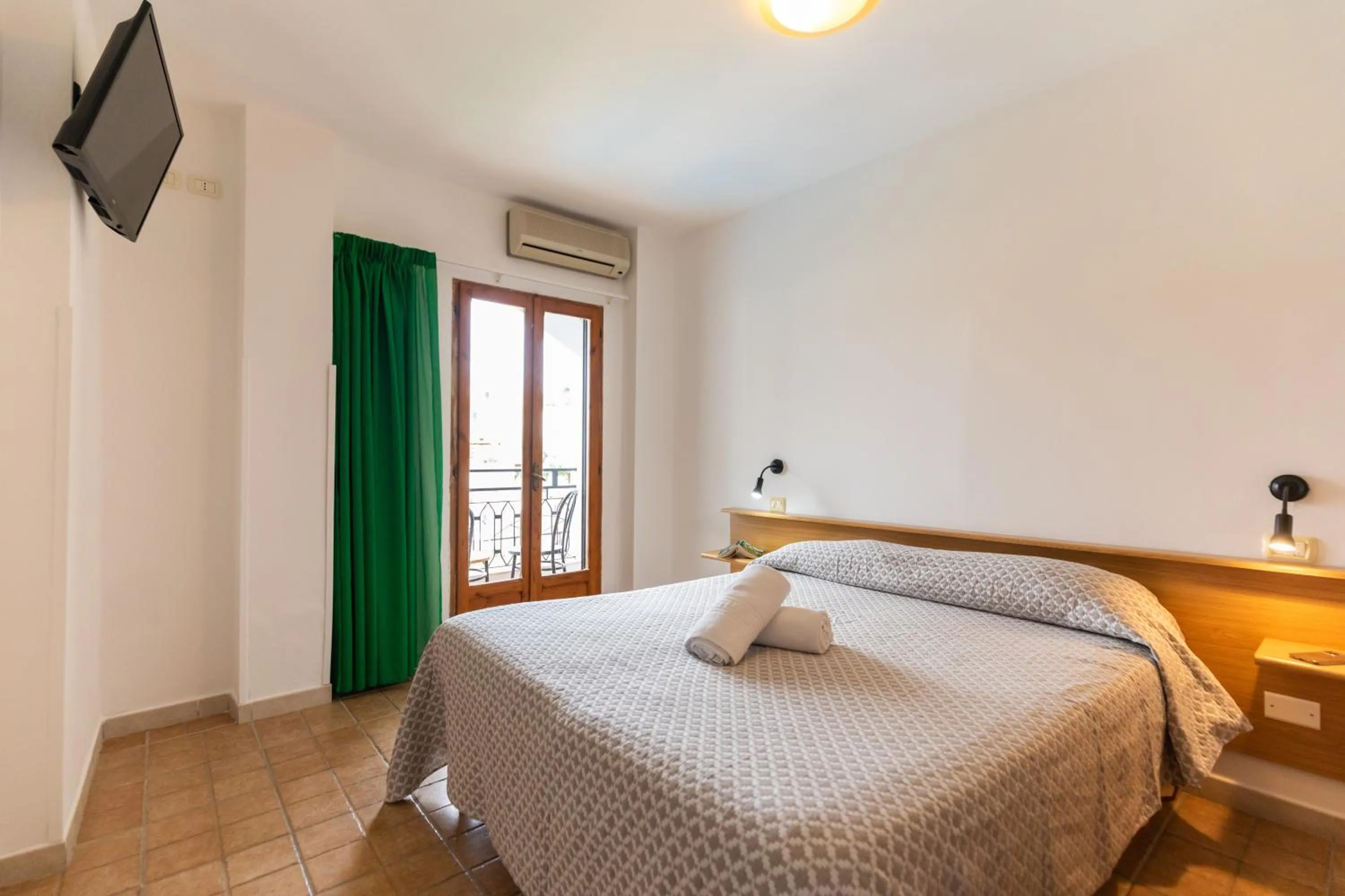 Bed in Hotel MARINELLA parking wi-fi spiaggia attrezzata