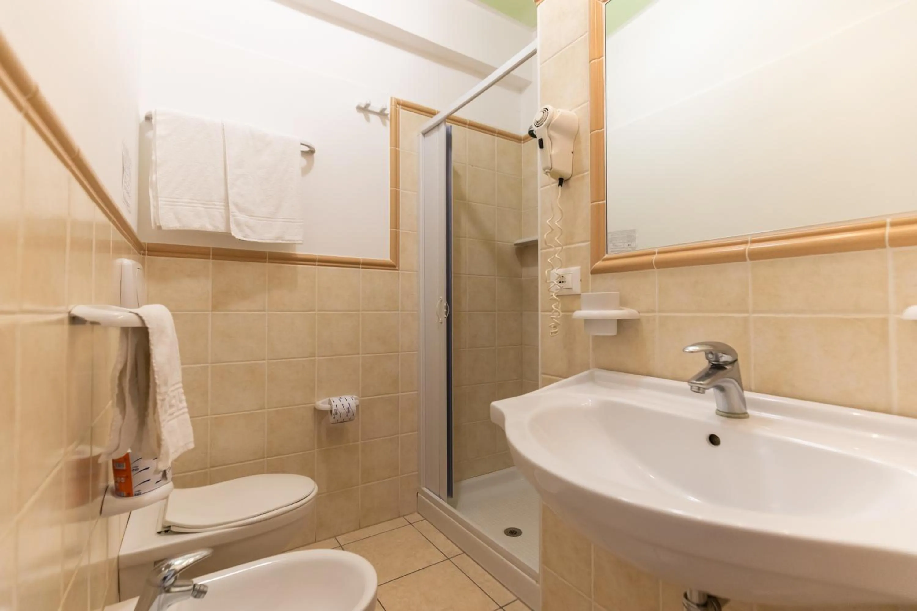 Toilet in Hotel MARINELLA parking wi-fi spiaggia attrezzata