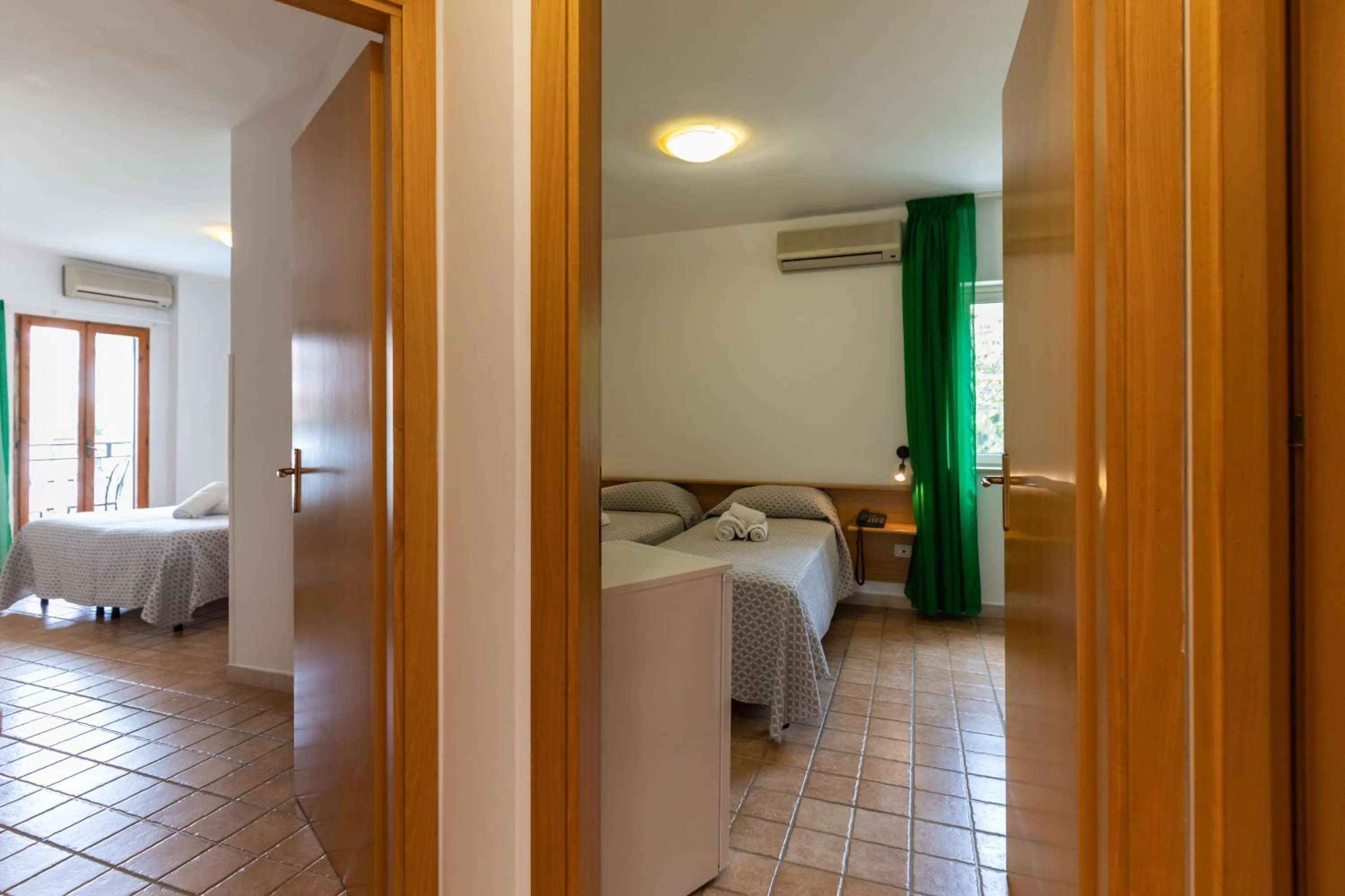 Bed in Hotel MARINELLA parking wi-fi spiaggia attrezzata