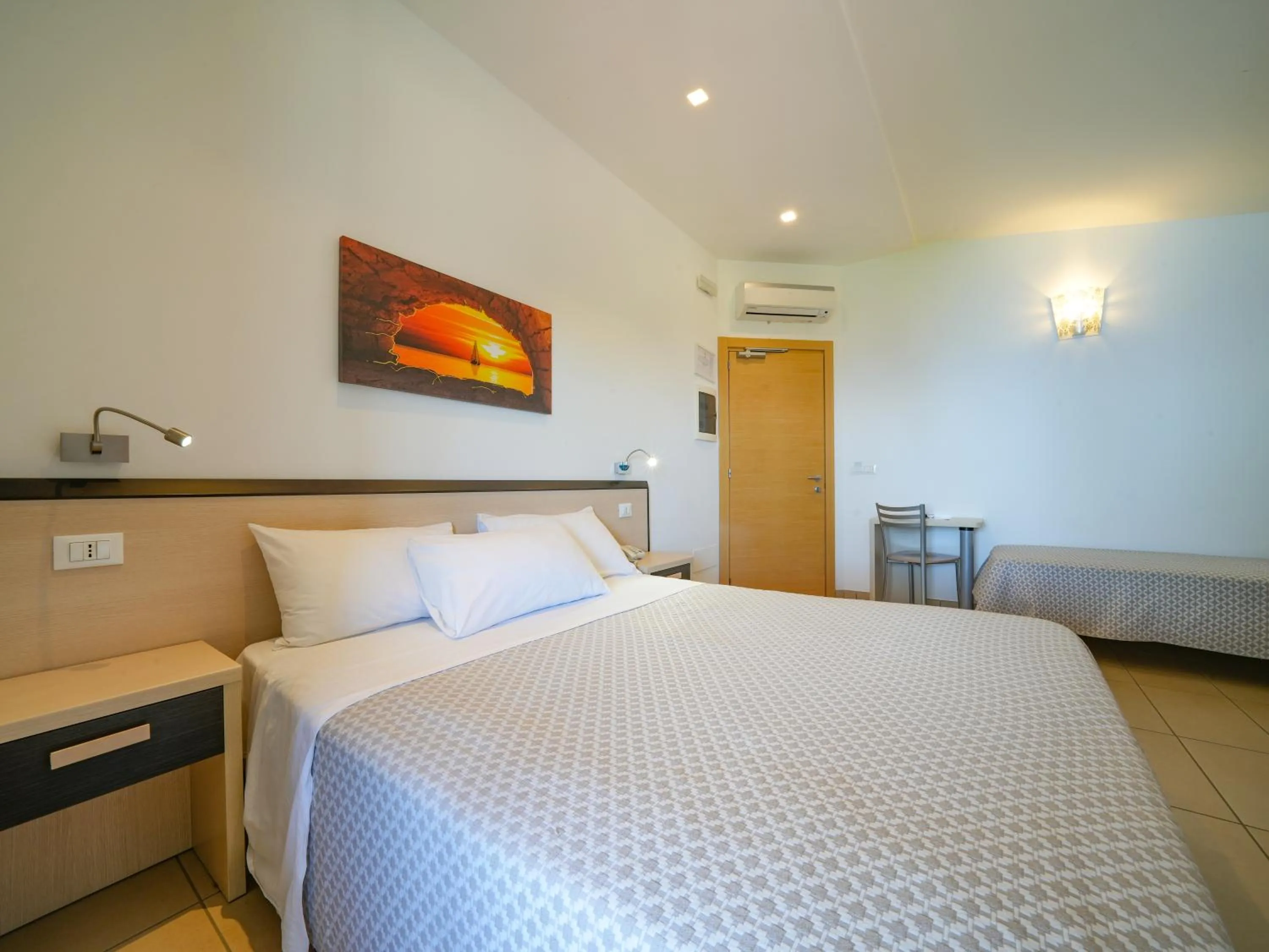 Bed in Hotel MARINELLA parking wi-fi spiaggia attrezzata