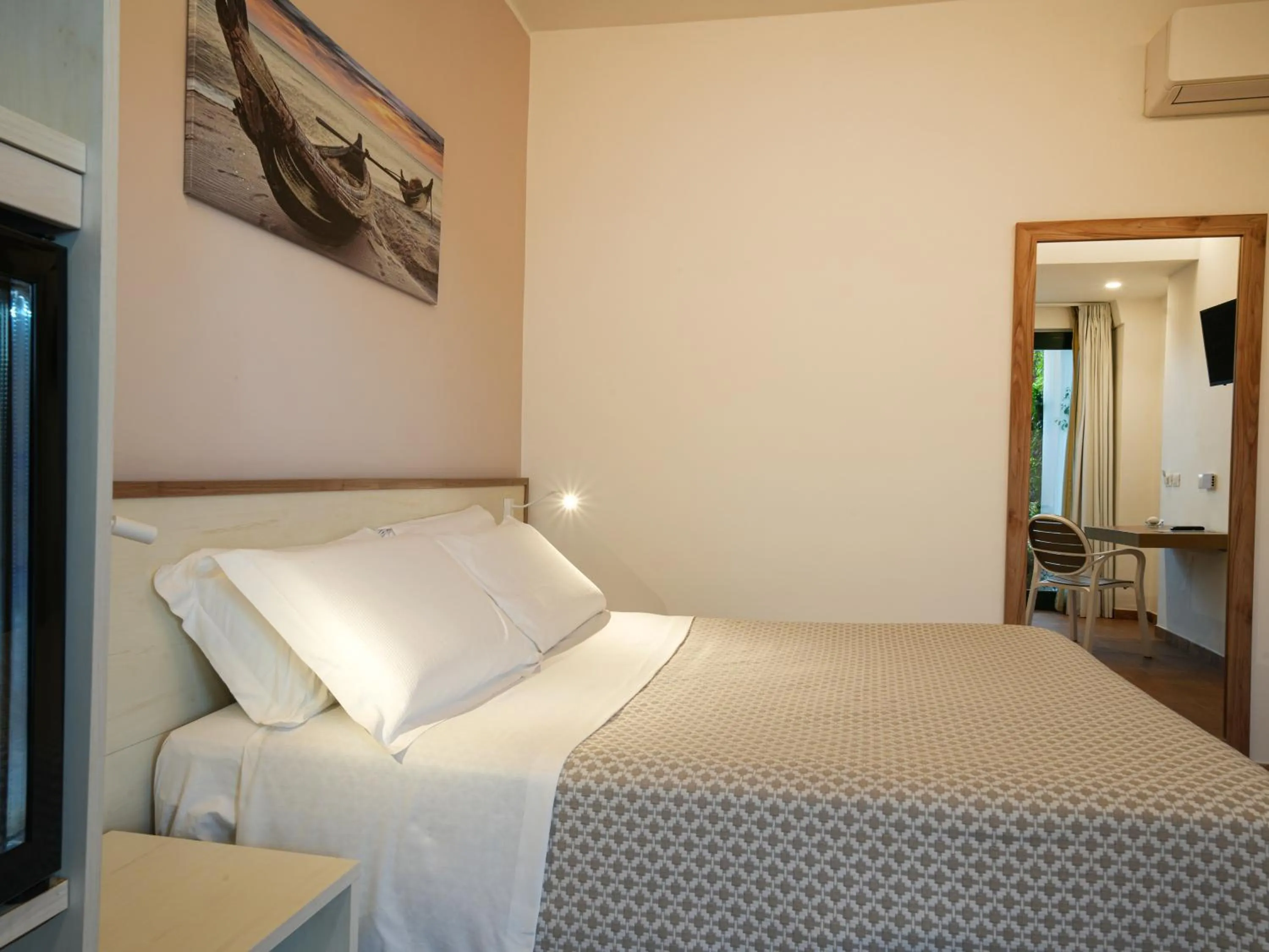 Bed in Hotel MARINELLA parking wi-fi spiaggia attrezzata