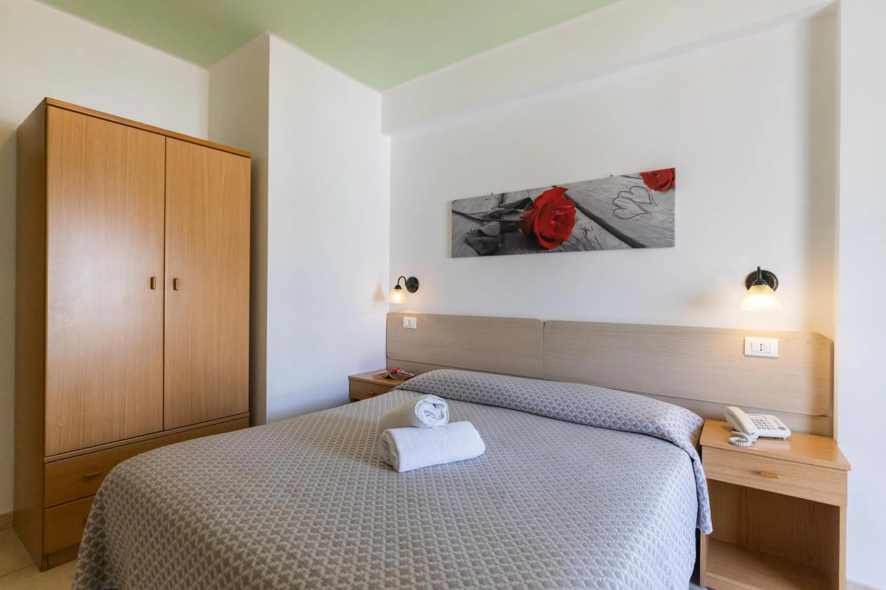 Bed in Hotel MARINELLA parking wi-fi spiaggia attrezzata