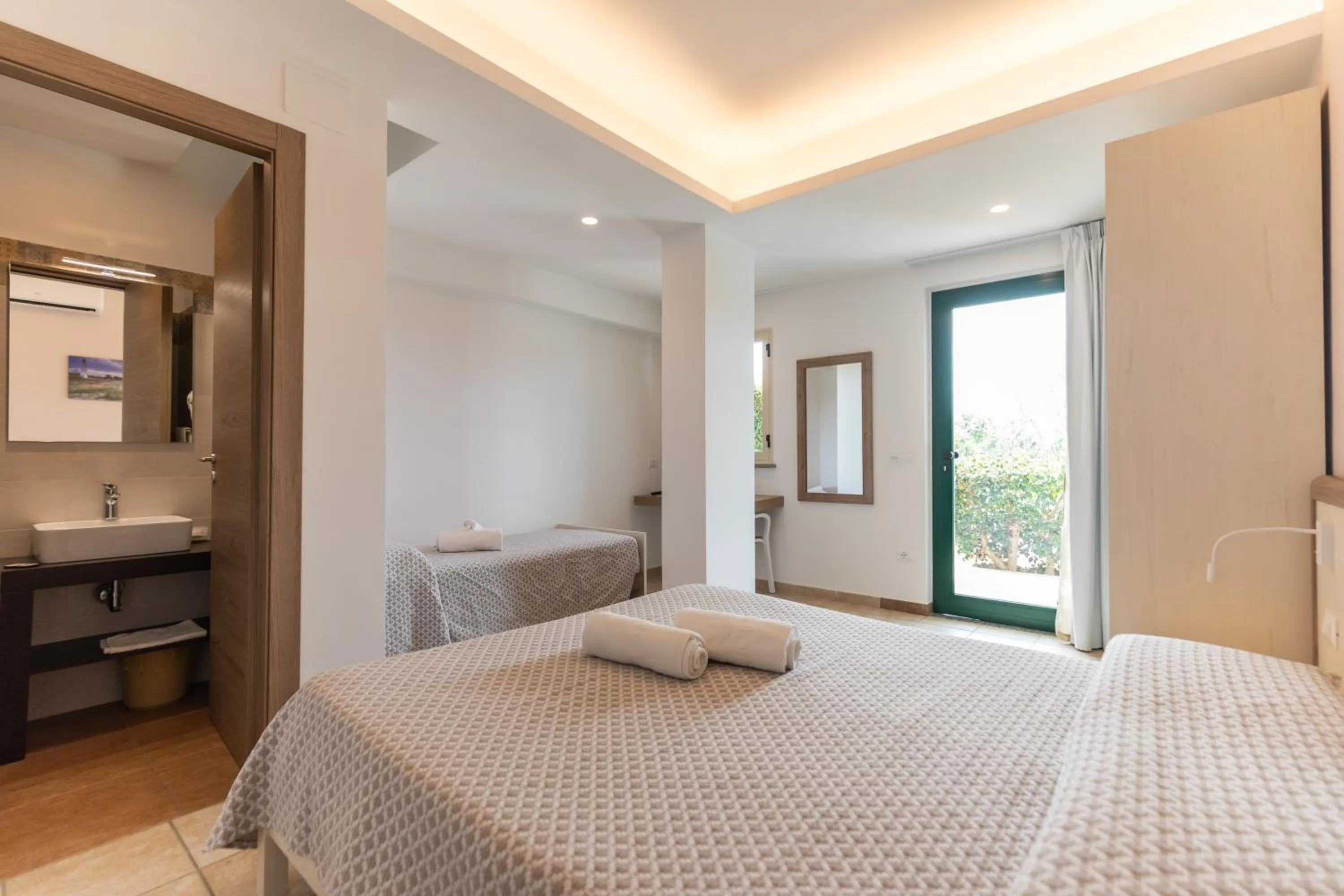 Bed in Hotel MARINELLA parking wi-fi spiaggia attrezzata