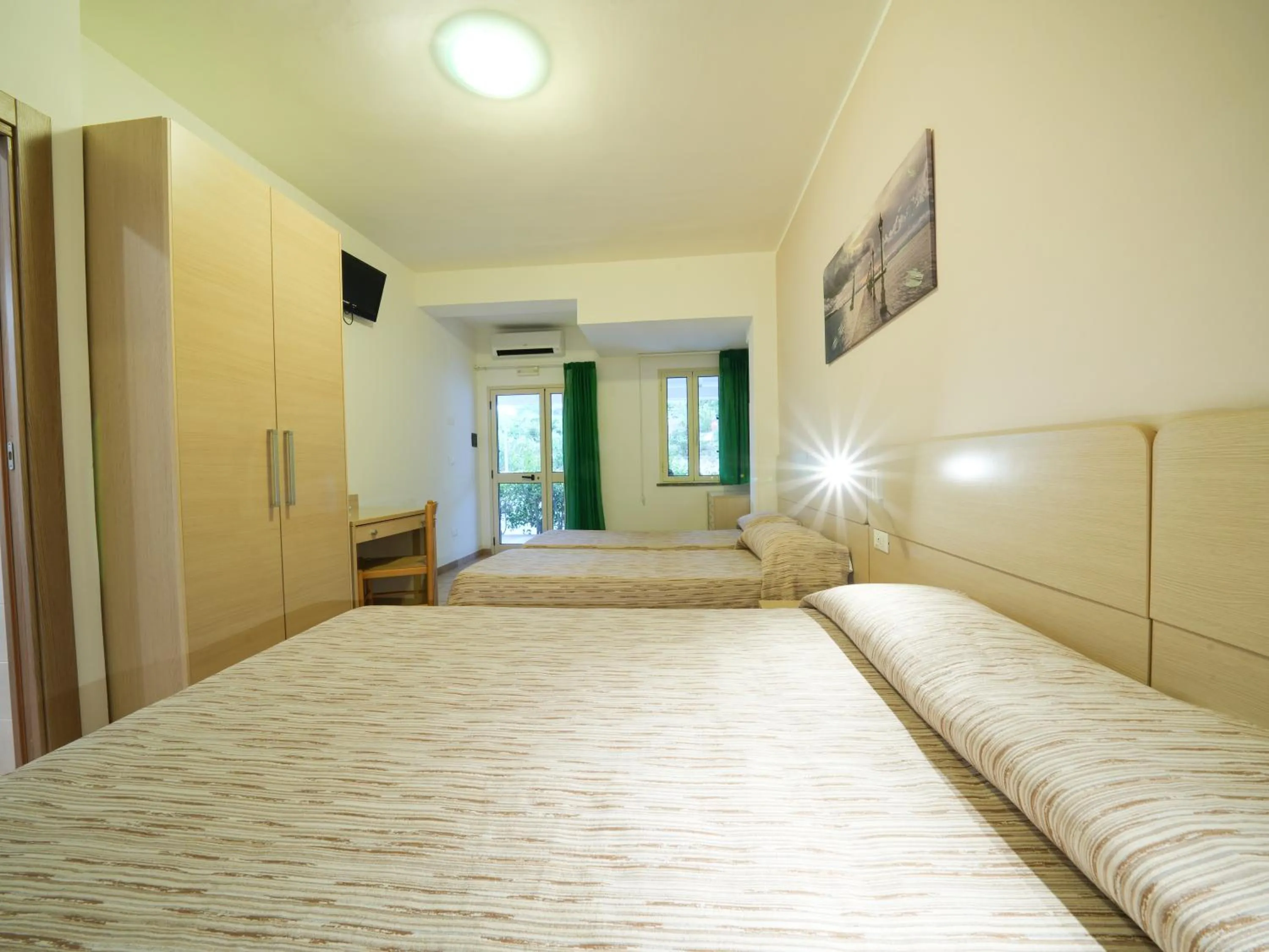 Bed in Hotel MARINELLA parking wi-fi spiaggia attrezzata