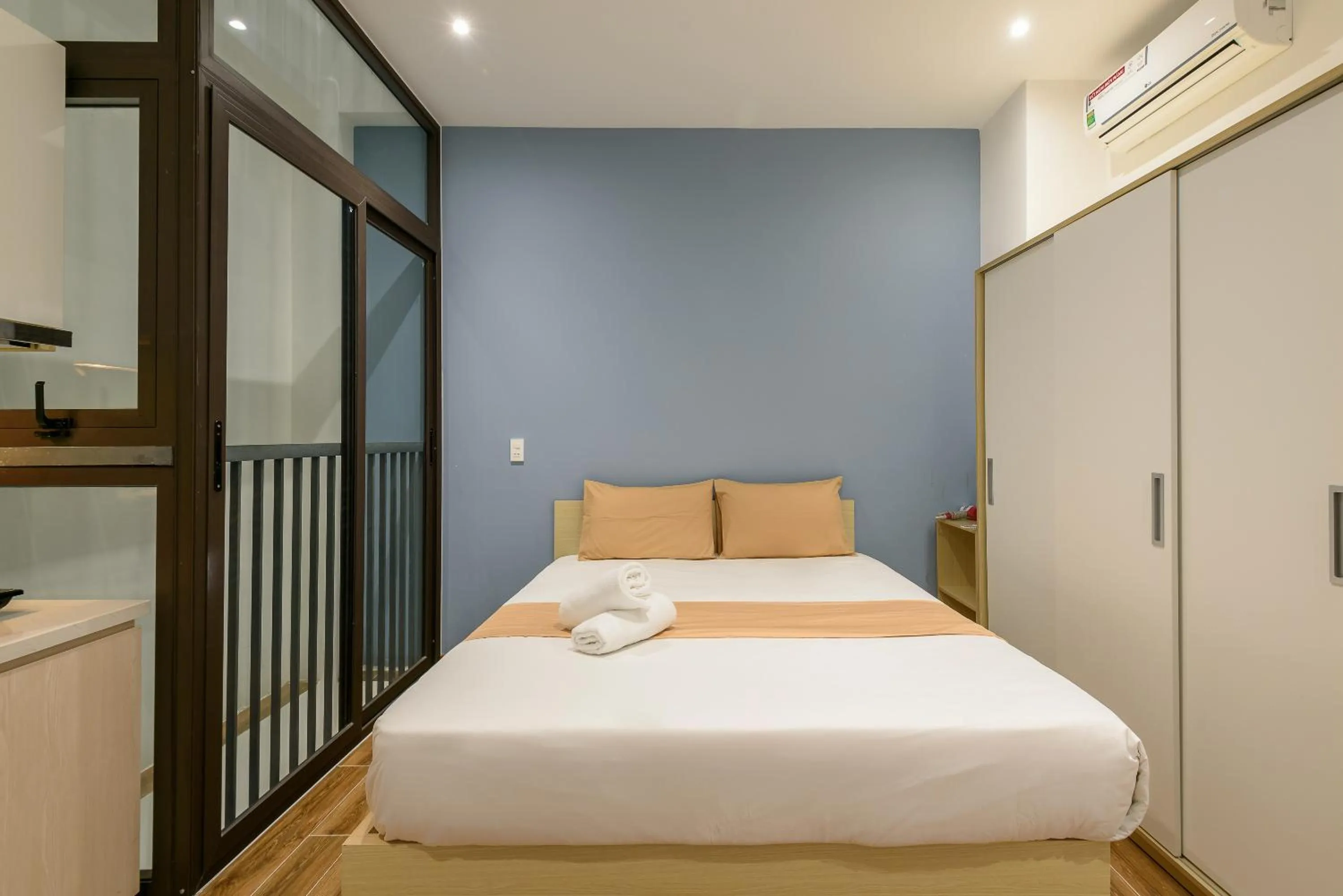 Photo of the whole room, Bed in Cozrum Homes - June Corner