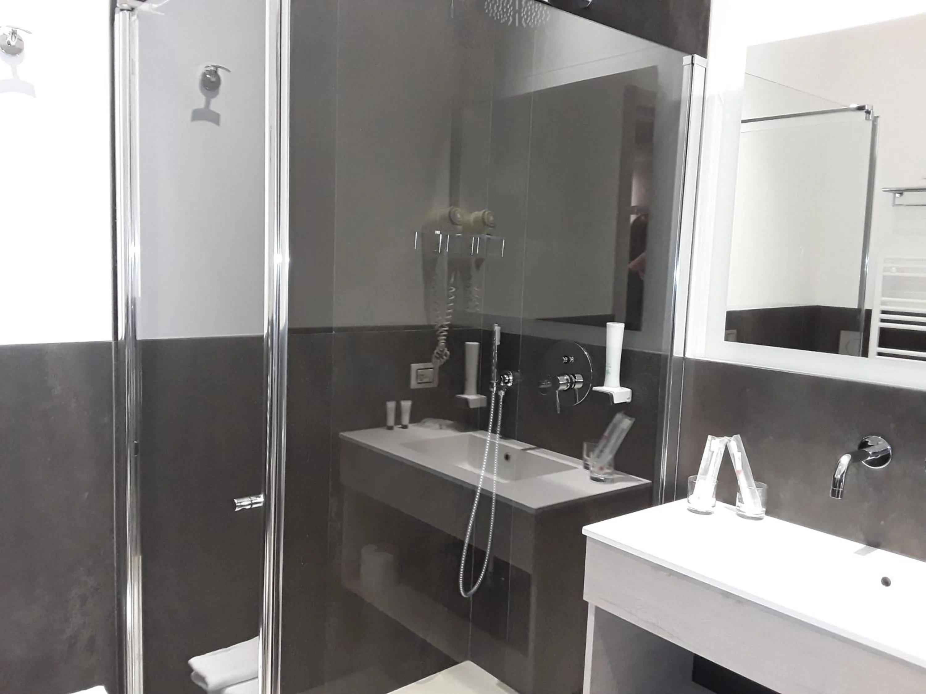 Shower in Hotel Danieli La Castellana lago di Garda