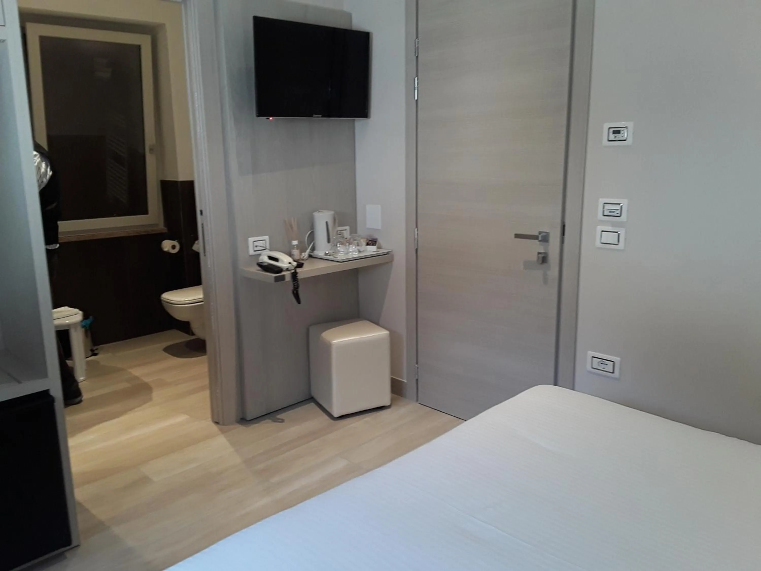 Bathroom, Bed in Hotel Danieli La Castellana lago di Garda