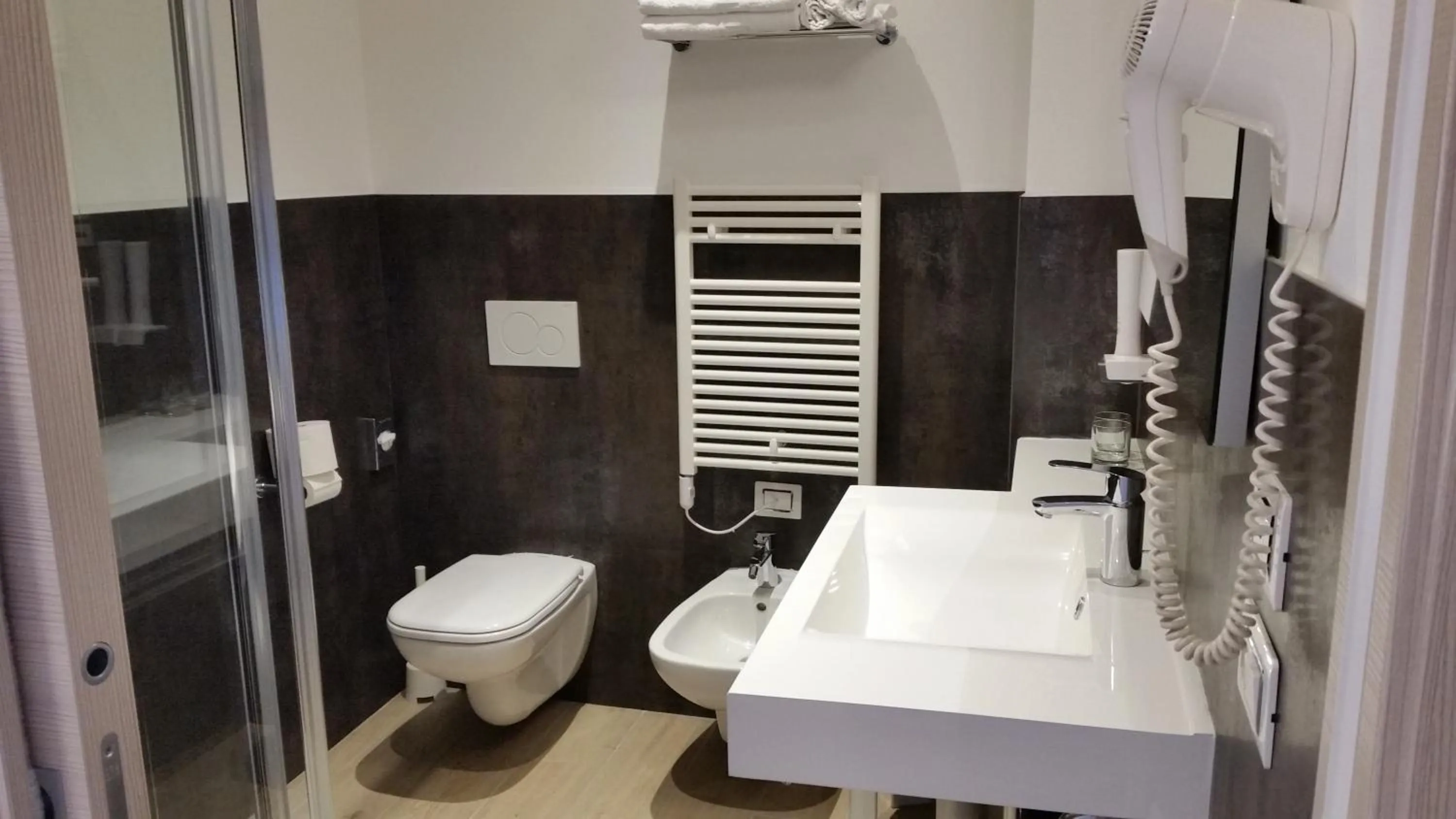 Shower in Hotel Danieli La Castellana lago di Garda