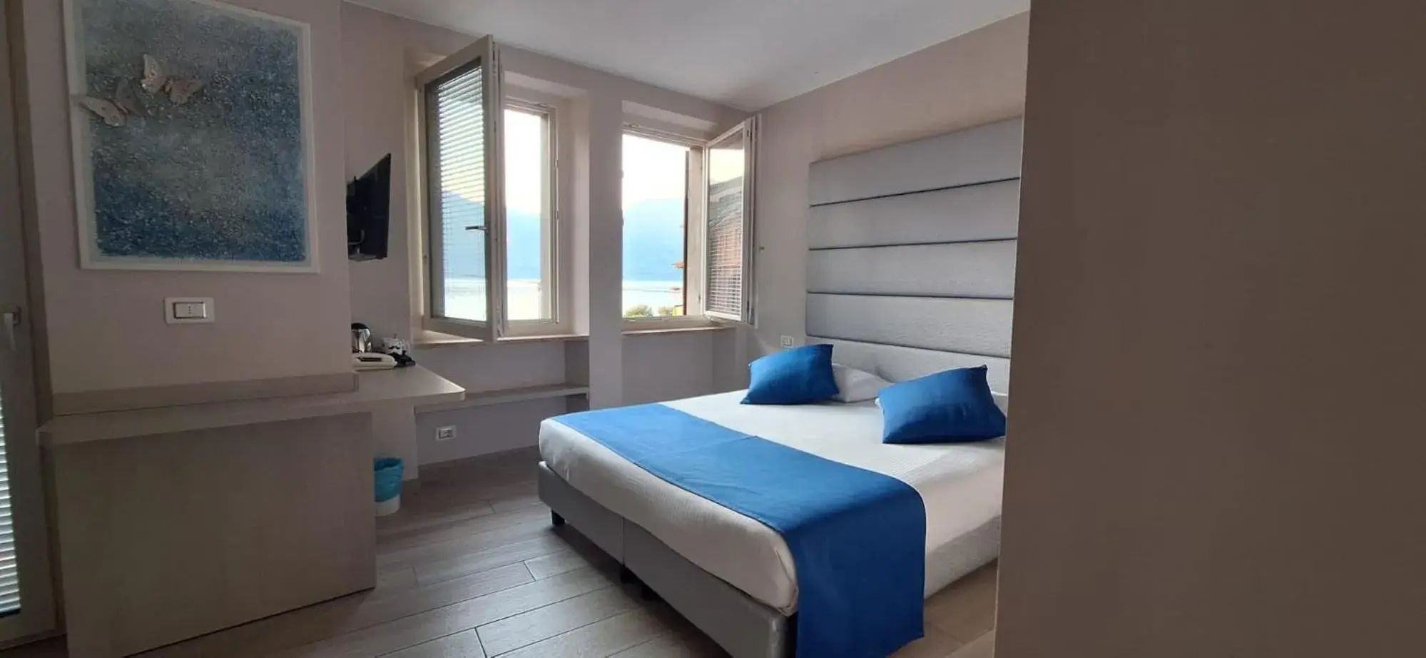Superior Double Room with Lake View in Hotel Danieli La Castellana lago di Garda Superior Double Room with Lake View in Hotel Danieli La Castellana lago di Garda