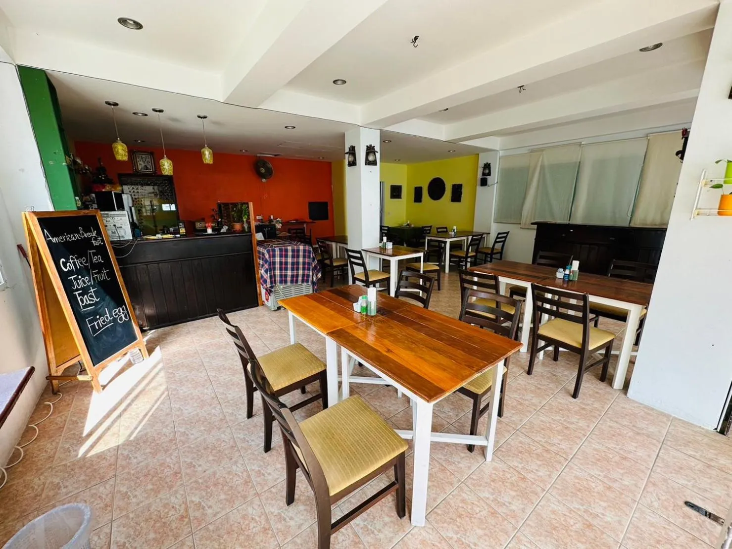 Restaurant/places to eat in Kata Place Hotel