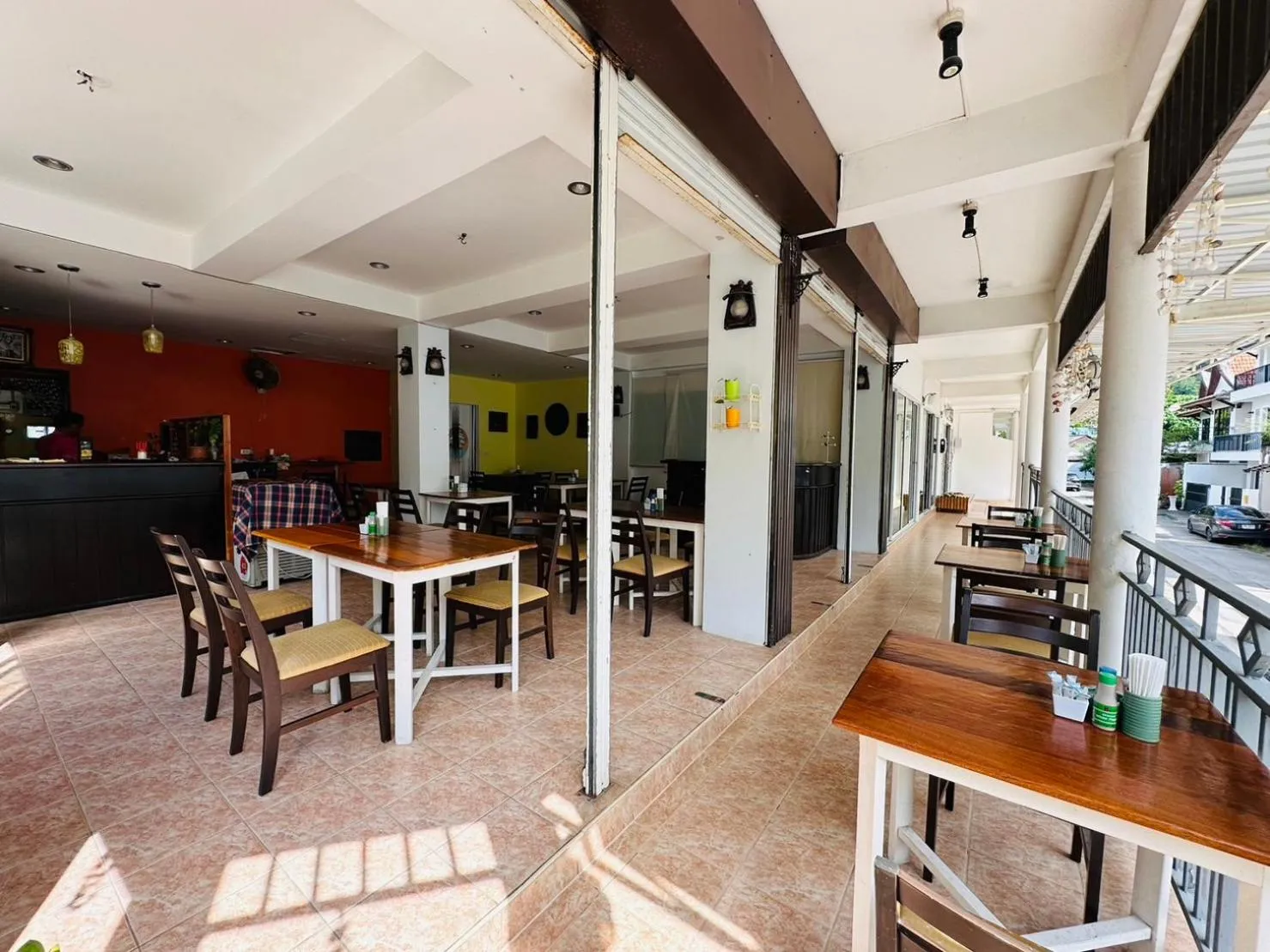 Restaurant/places to eat in Kata Place Hotel