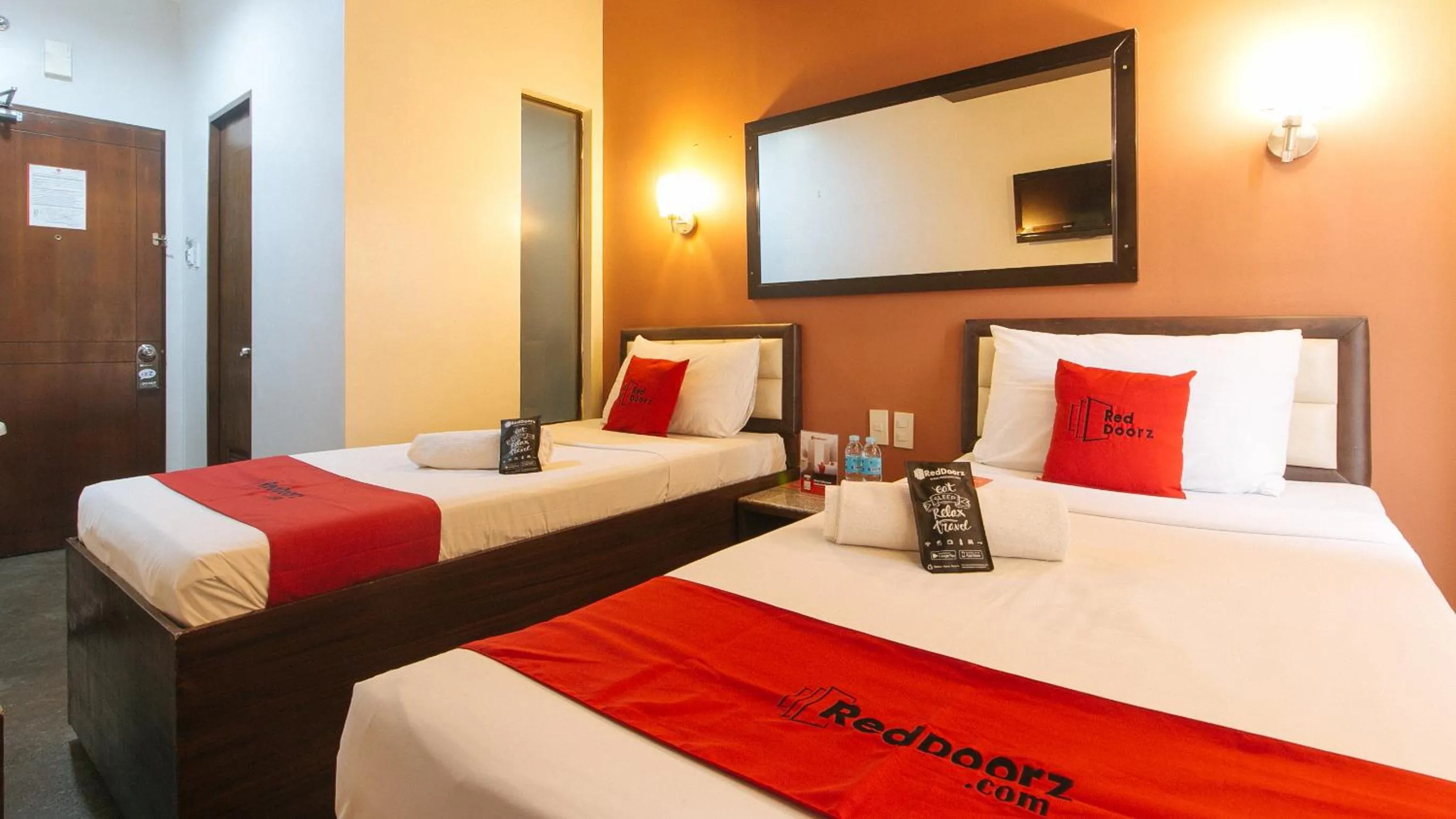 Twin Room in RedDoorz @ Express Inn Lapu Lapu