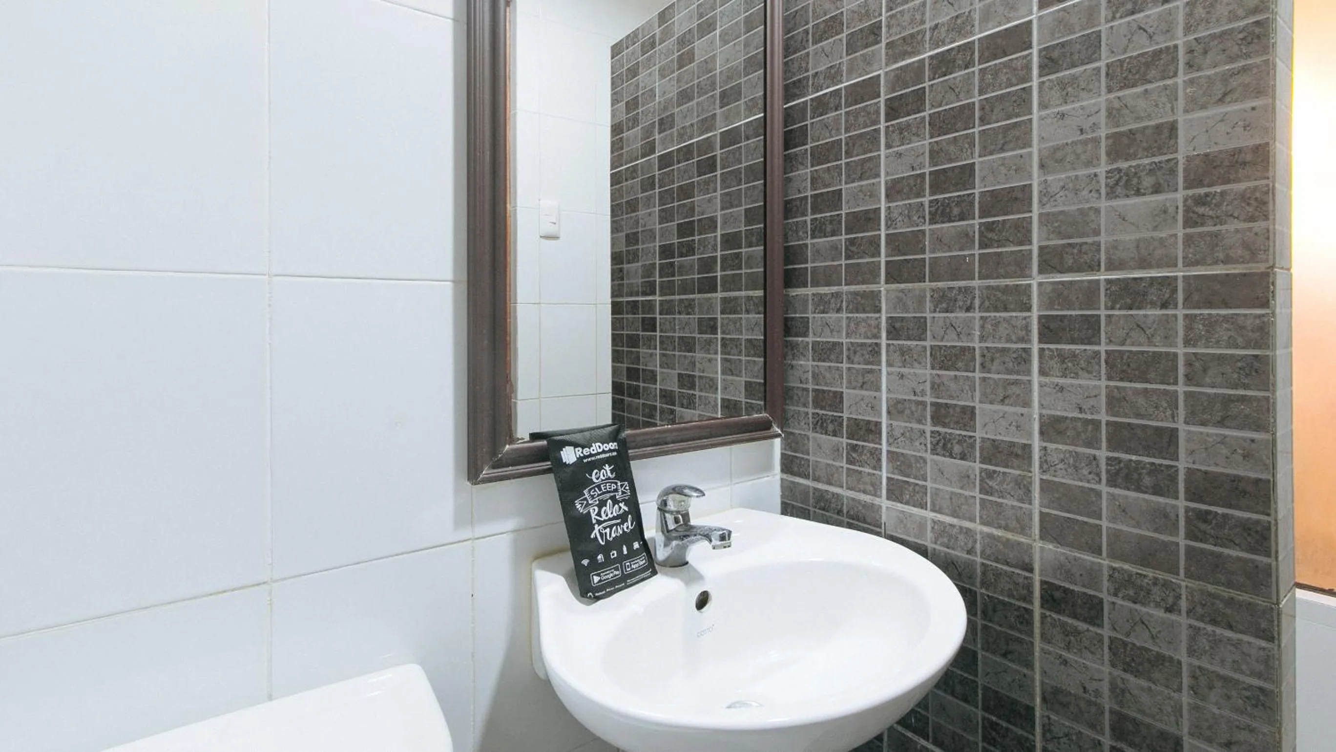 Bathroom in RedDoorz @ Express Inn Lapu Lapu