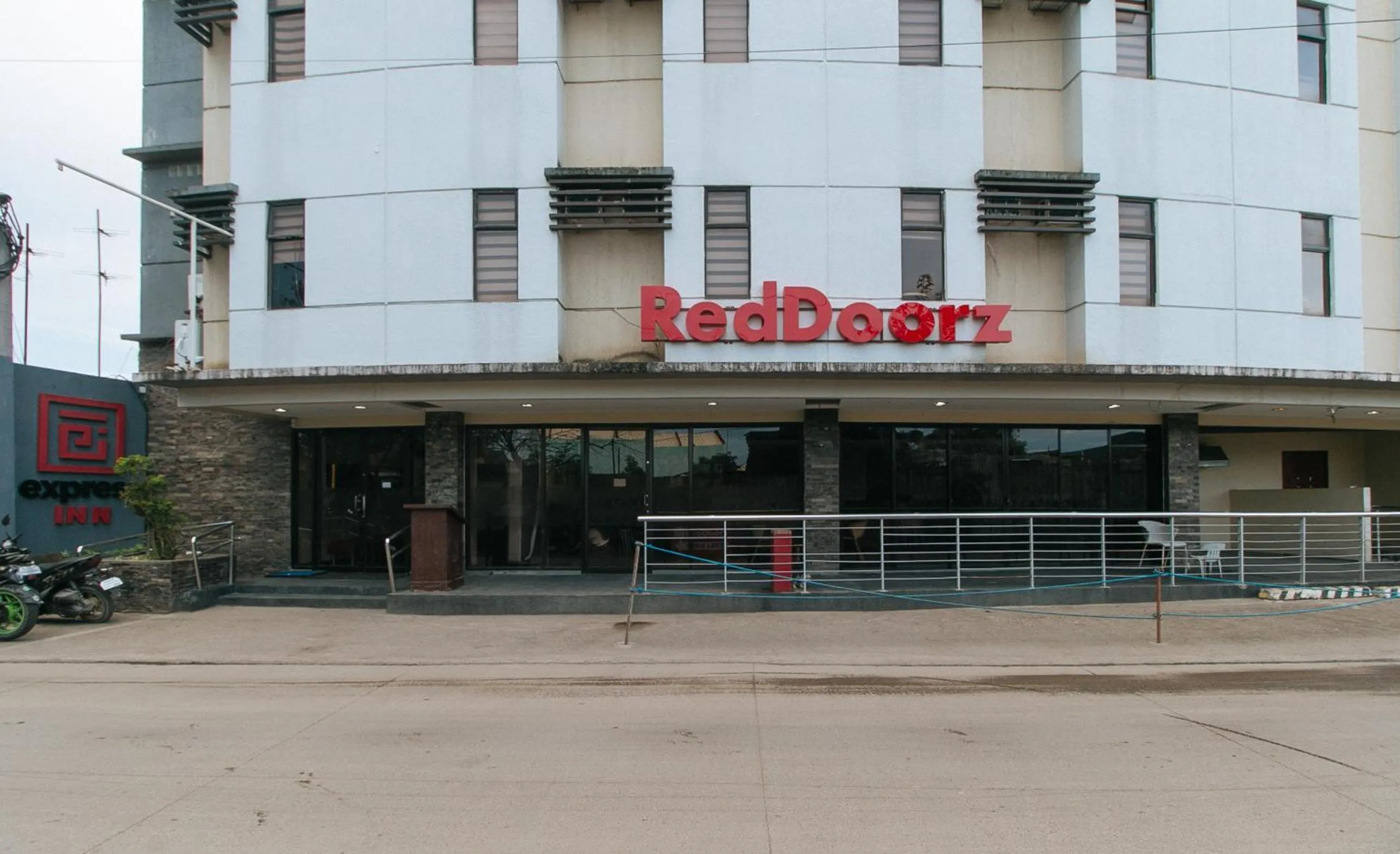 Facade/entrance in RedDoorz @ Express Inn Lapu Lapu