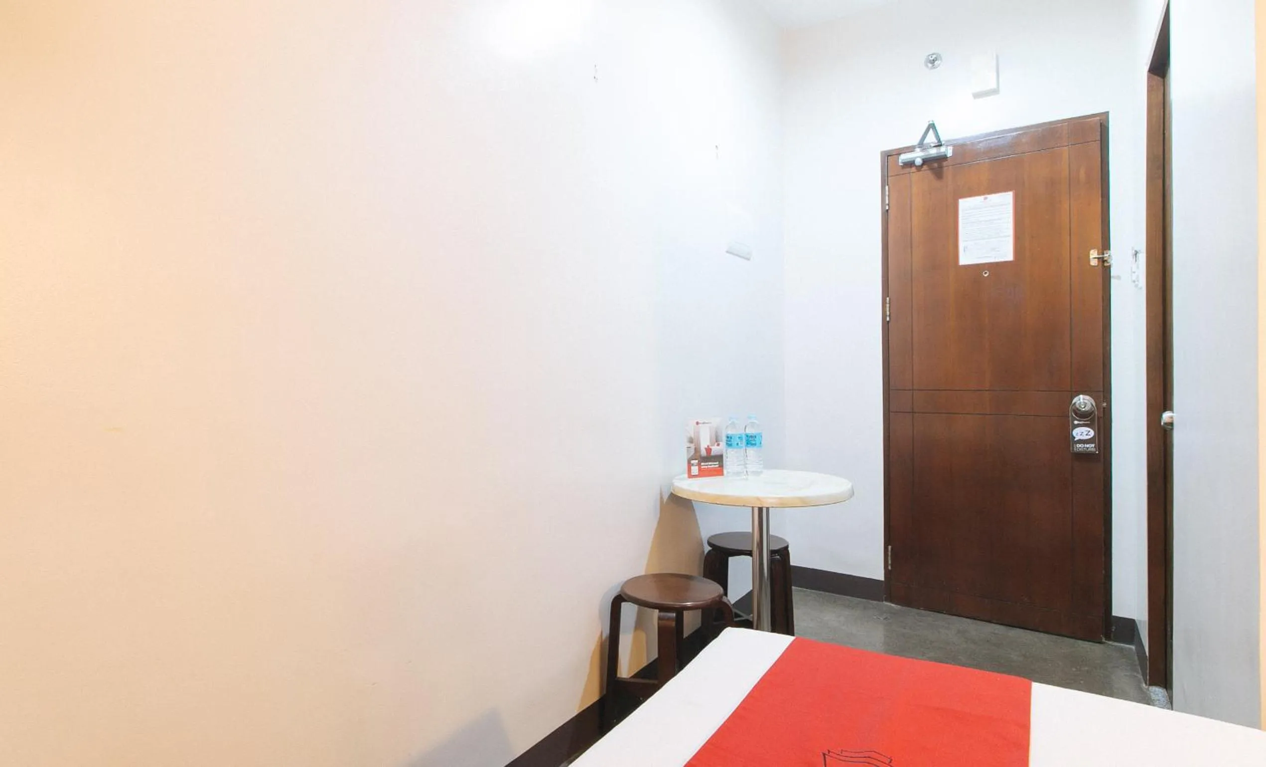 Photo of the whole room in RedDoorz @ Express Inn Lapu Lapu