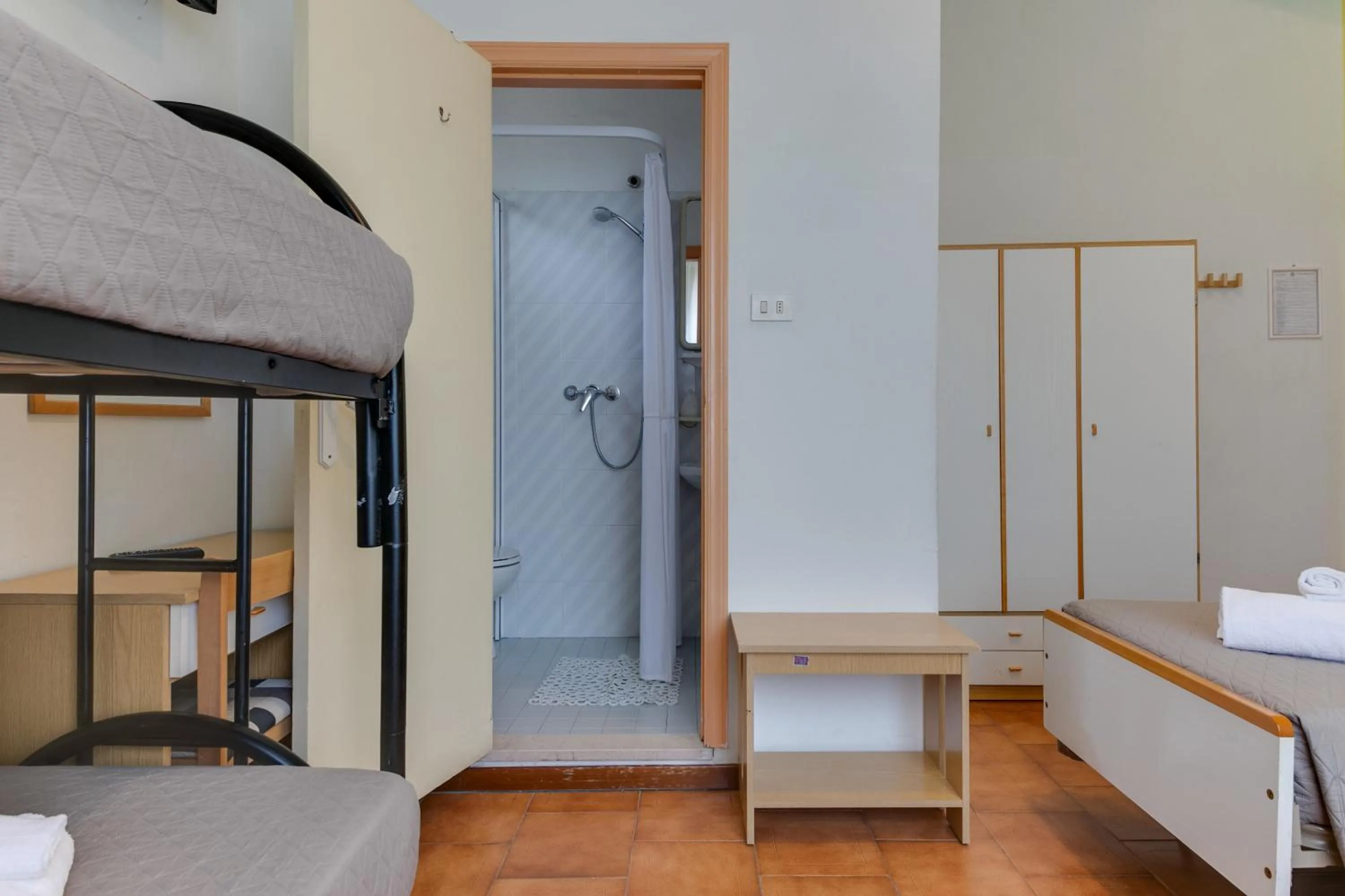 Shower, Bed in Hotel Villa Merope