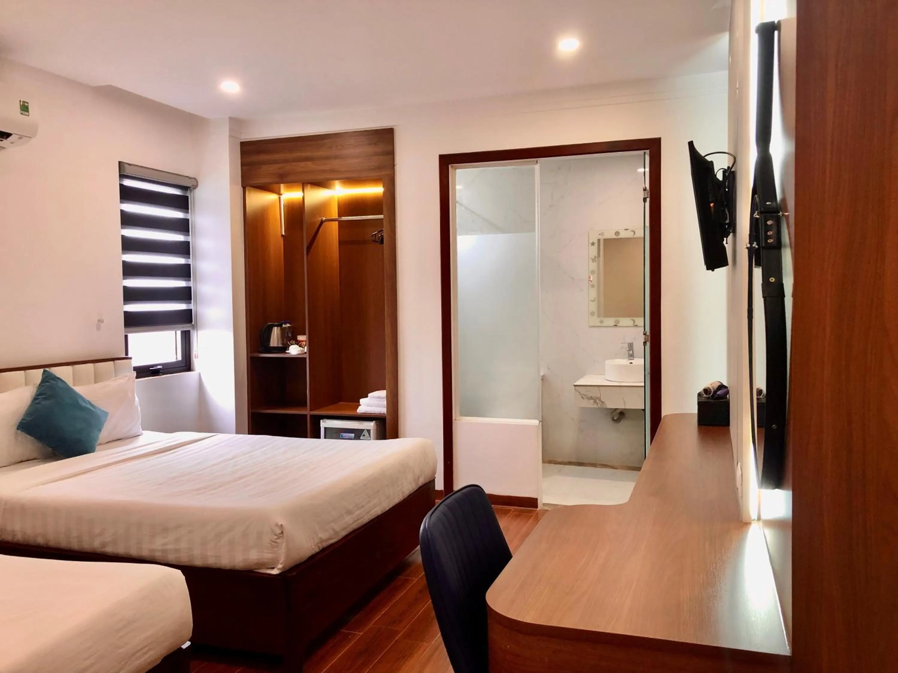 Bathroom, Bed in Le Centre Pleiku Hotel