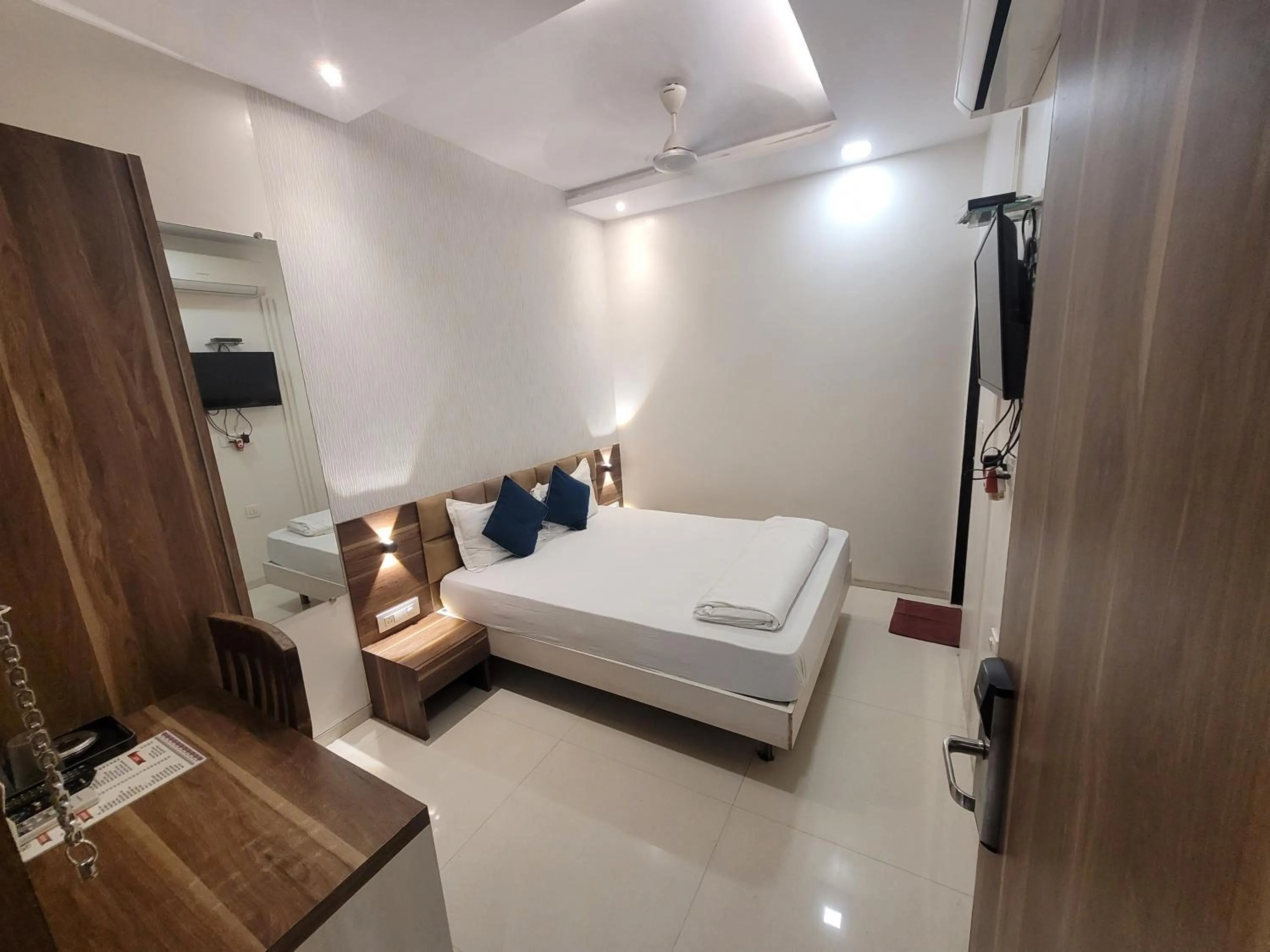 Bedroom, Bed in Hotel Heritage - Near Trade Center, Visa Consulate BKC