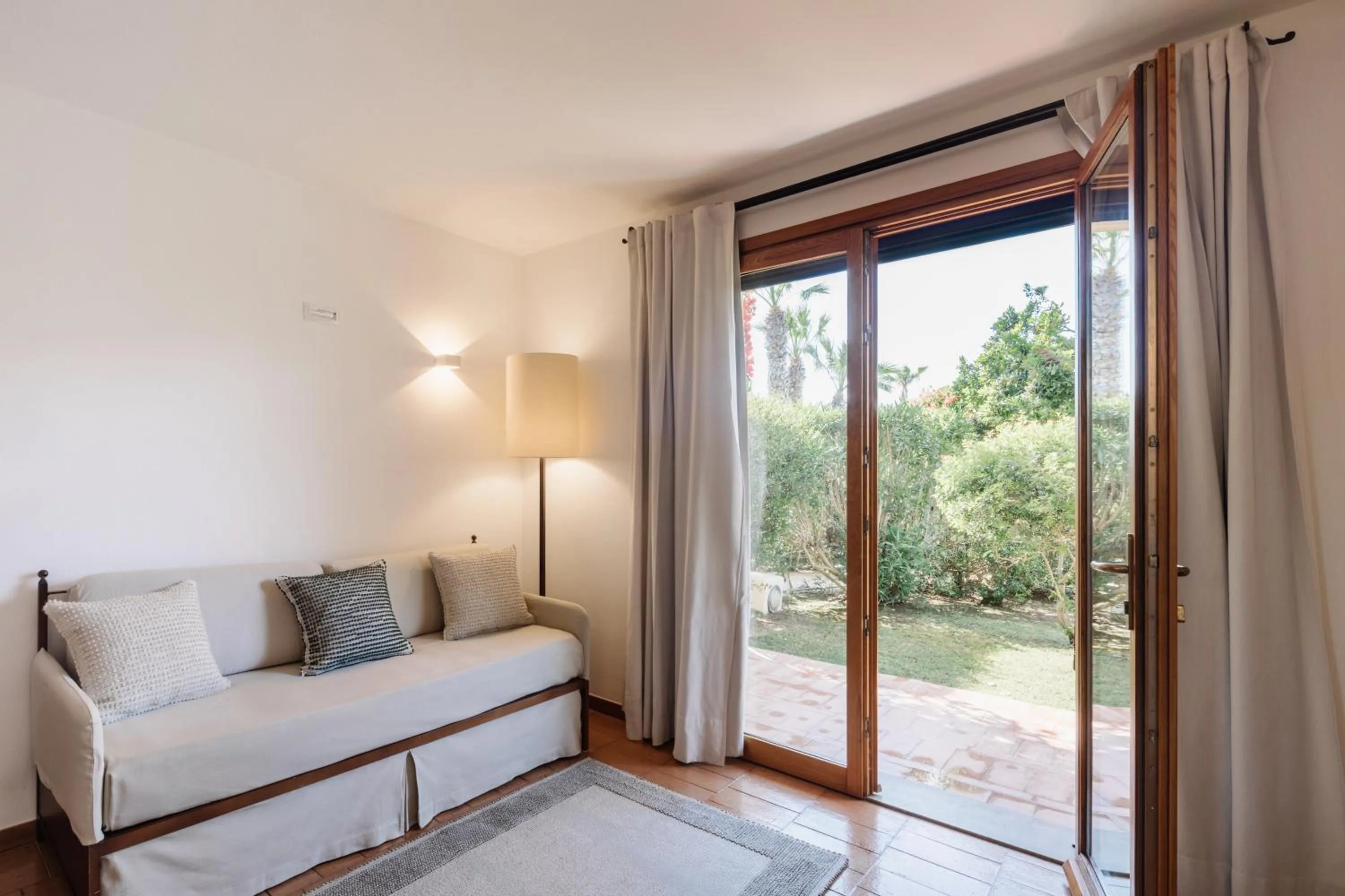 Living room, Bed in Hotel Aquadulci