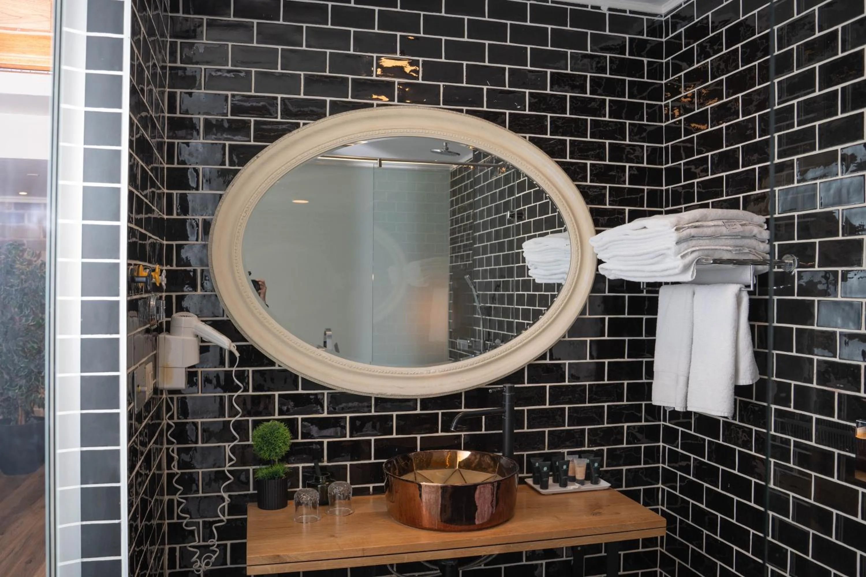 Shower in Garden Hotel Boutique & Events