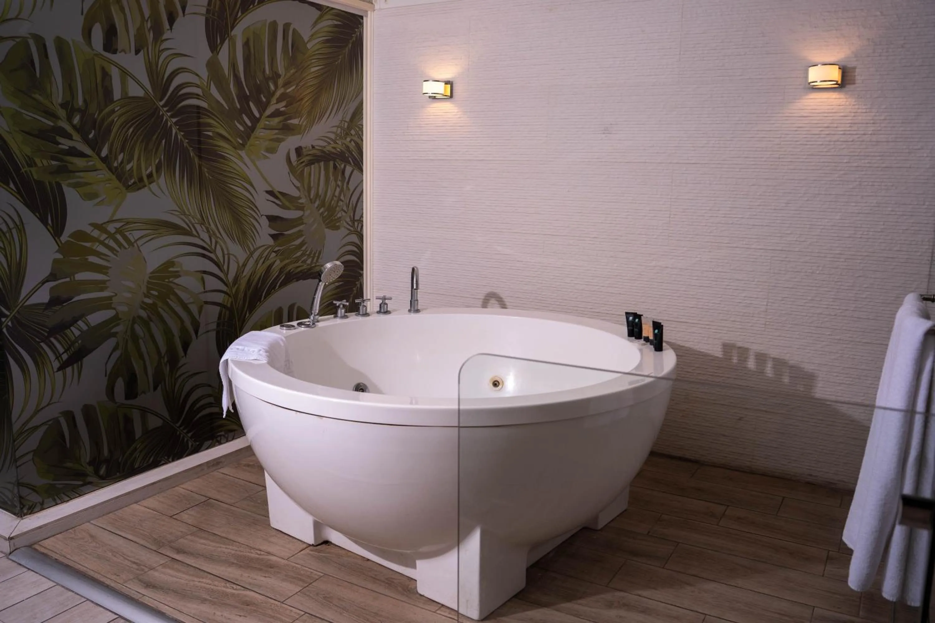 Hot Tub in Garden Hotel Boutique & Events