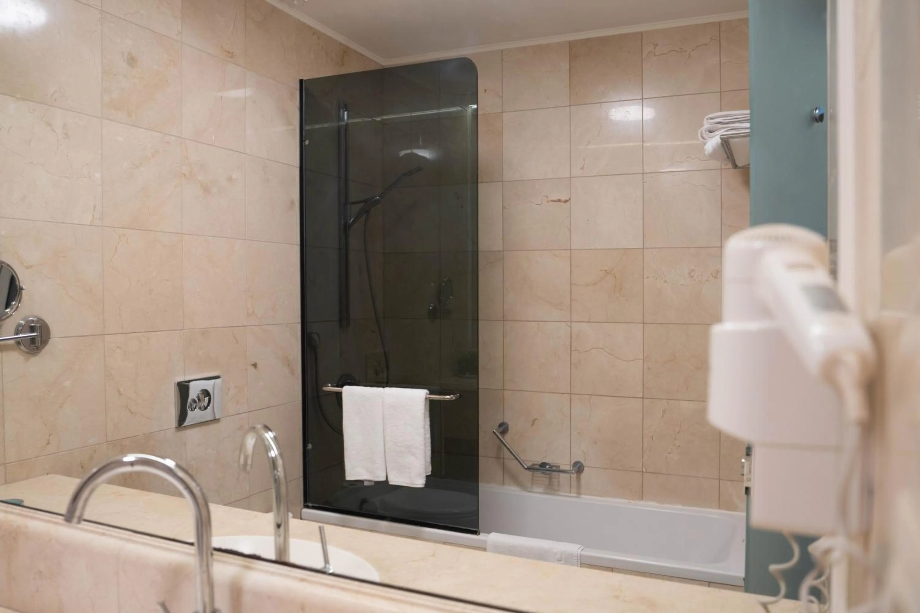 Shower in Garden Hotel Boutique & Events