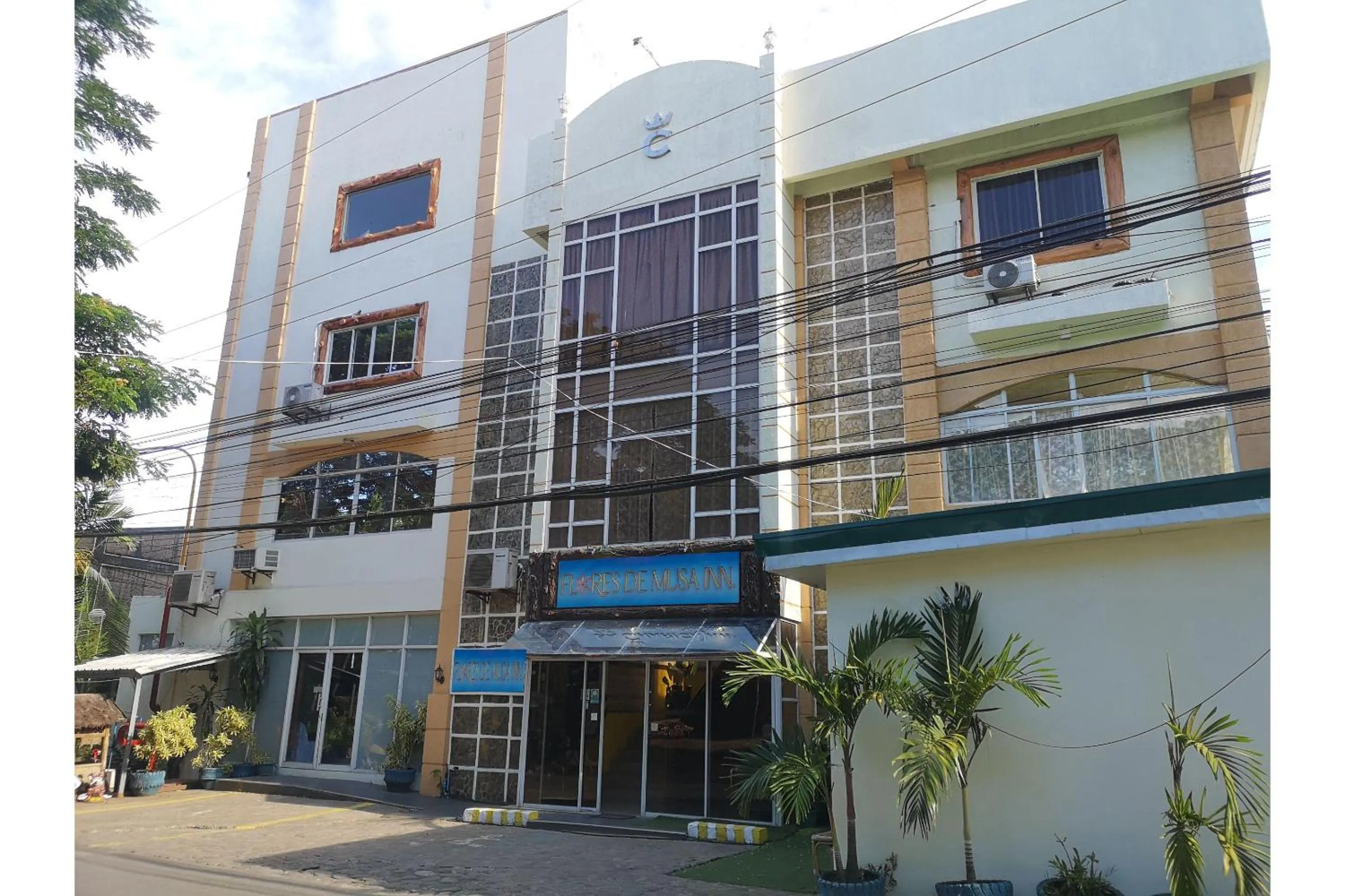 Facade/entrance in OYO 880 Flores De Musa Inn