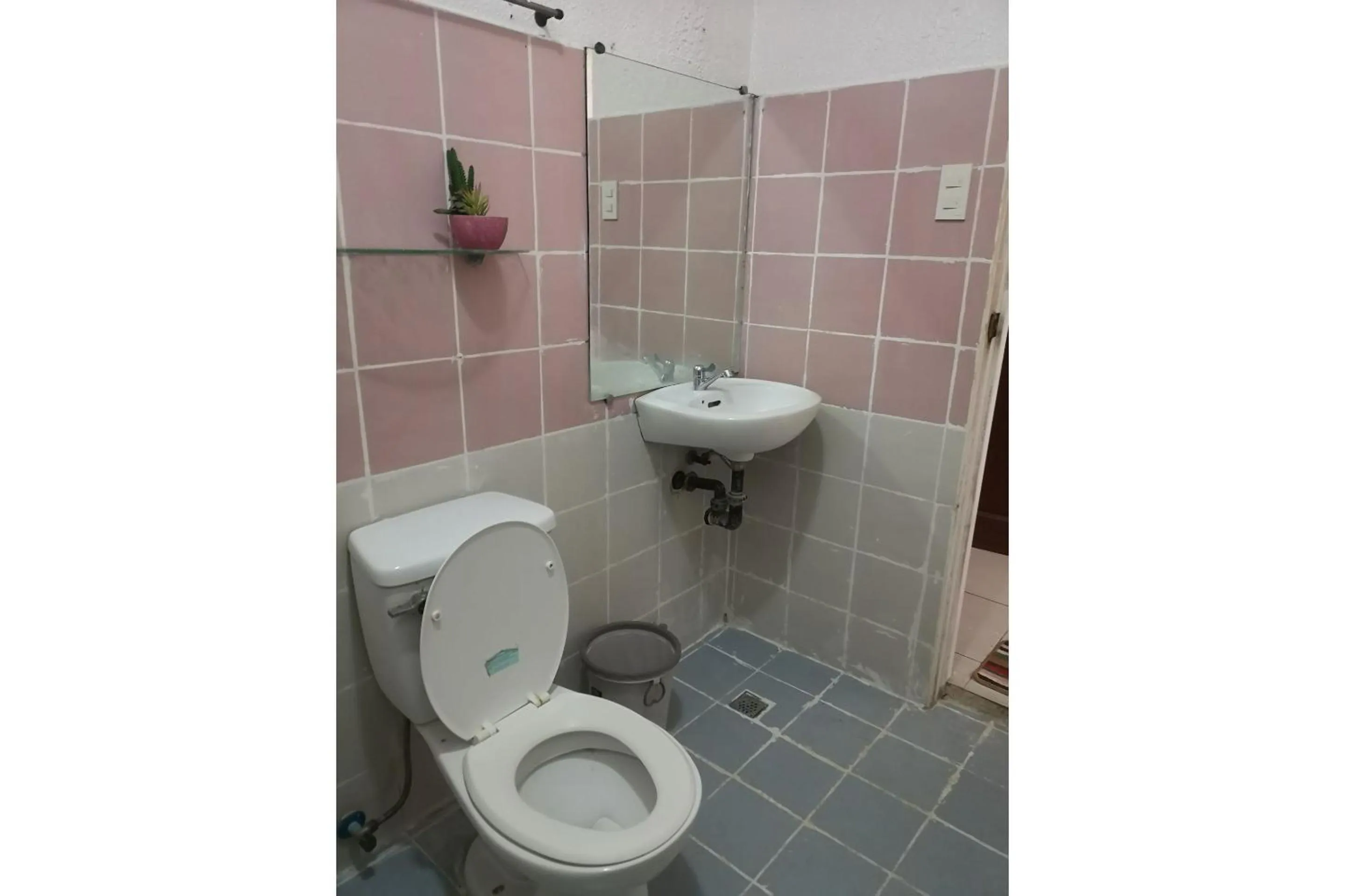 Bathroom in OYO 880 Flores De Musa Inn