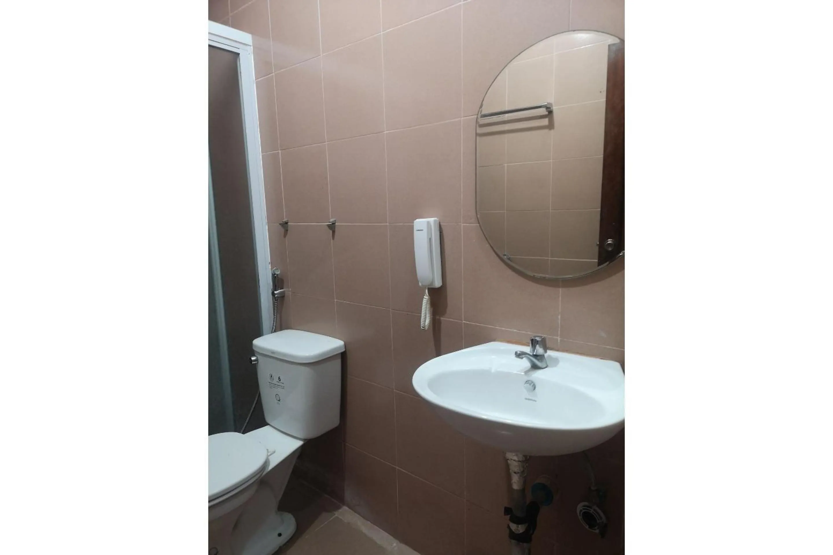 Bathroom in OYO 880 Flores De Musa Inn