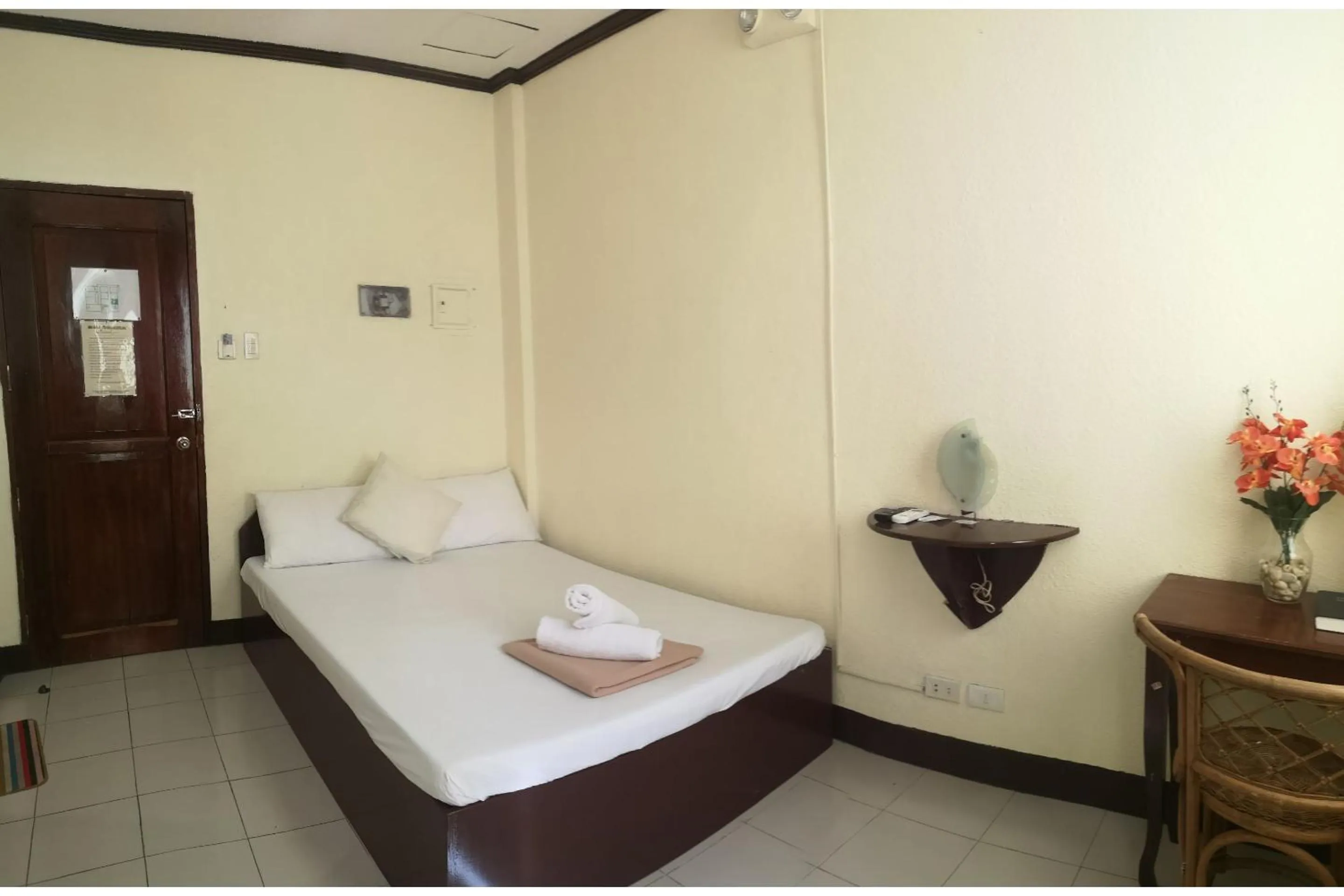 Bedroom in OYO 880 Flores De Musa Inn