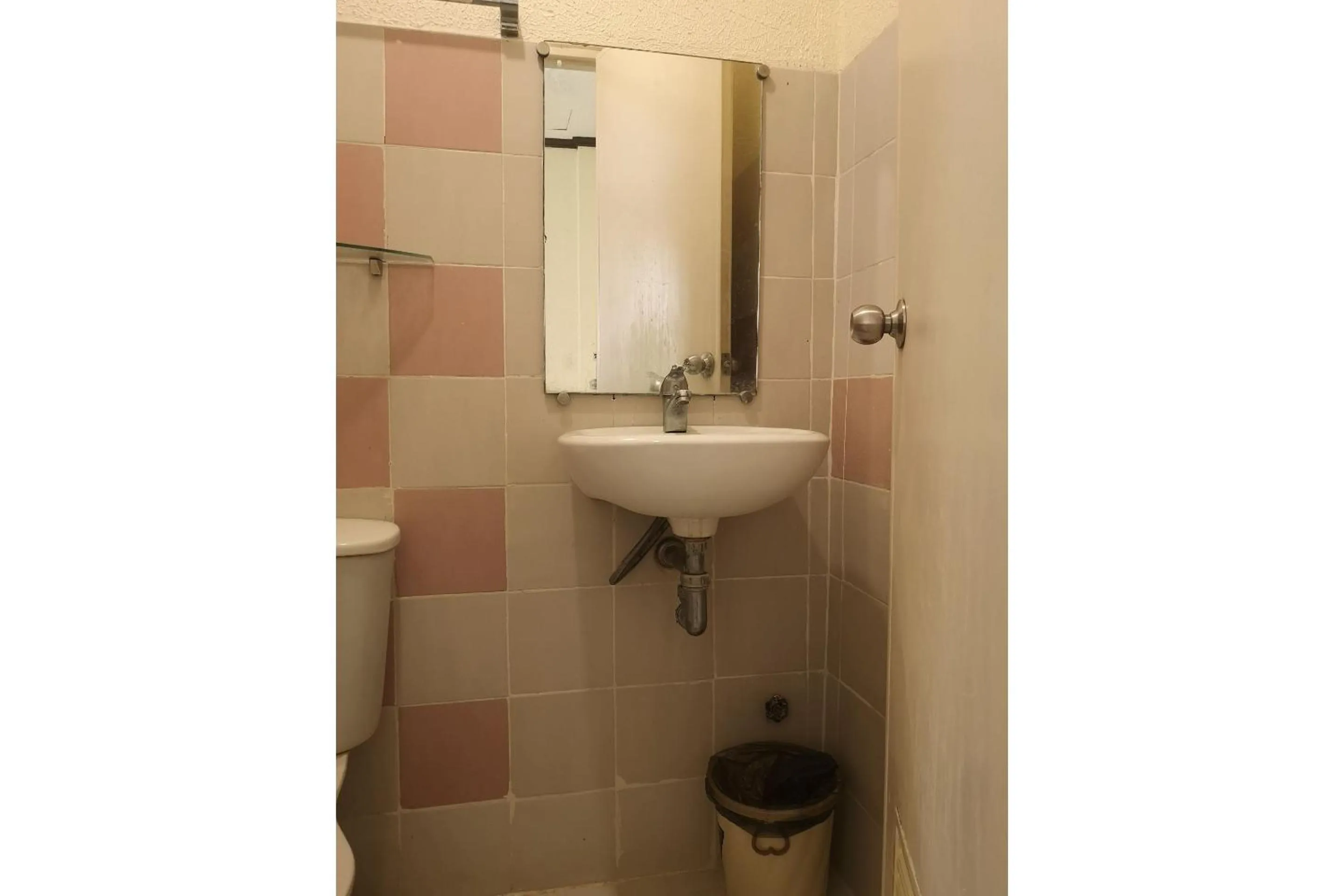 Bathroom in OYO 880 Flores De Musa Inn