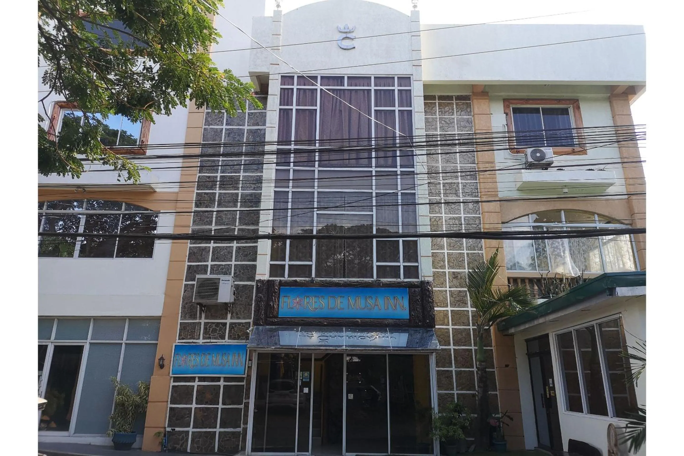 Facade/entrance in OYO 880 Flores De Musa Inn